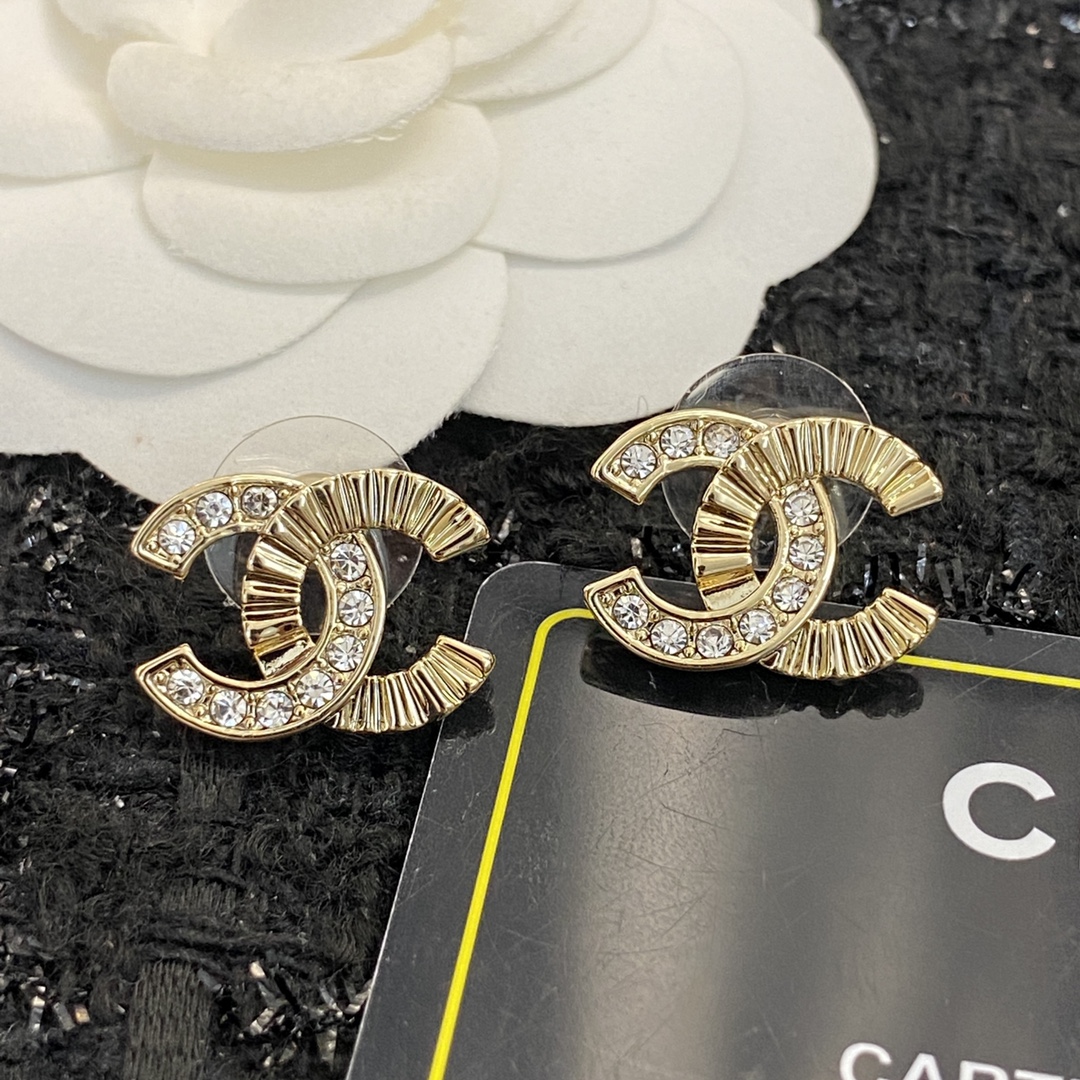 P45 编码E1183   0936785
🛍耳钉热销款火爆上新❣
🛍同步专柜‼独家高端品质实拍图‼代购级别‼做工精致细腻👍重工版本😎超级仙女唯美的一款🧐做工超级细心无漏洞🤩媲美zp🌟买到就是赚到啦
