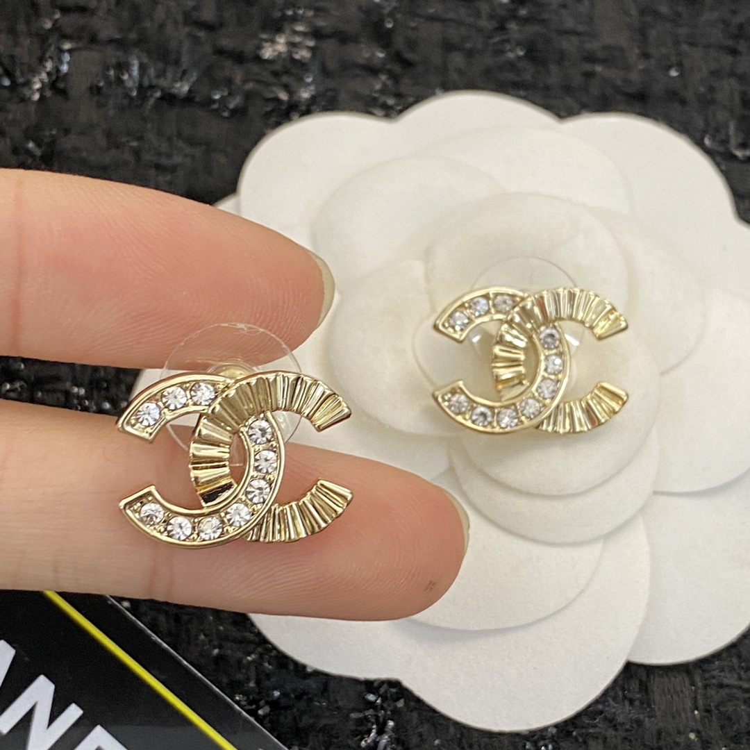 P45 编码E1183   0936785
🛍耳钉热销款火爆上新❣
🛍同步专柜‼独家高端品质实拍图‼代购级别‼做工精致细腻👍重工版本😎超级仙女唯美的一款🧐做工超级细心无漏洞🤩媲美zp🌟买到就是赚到啦