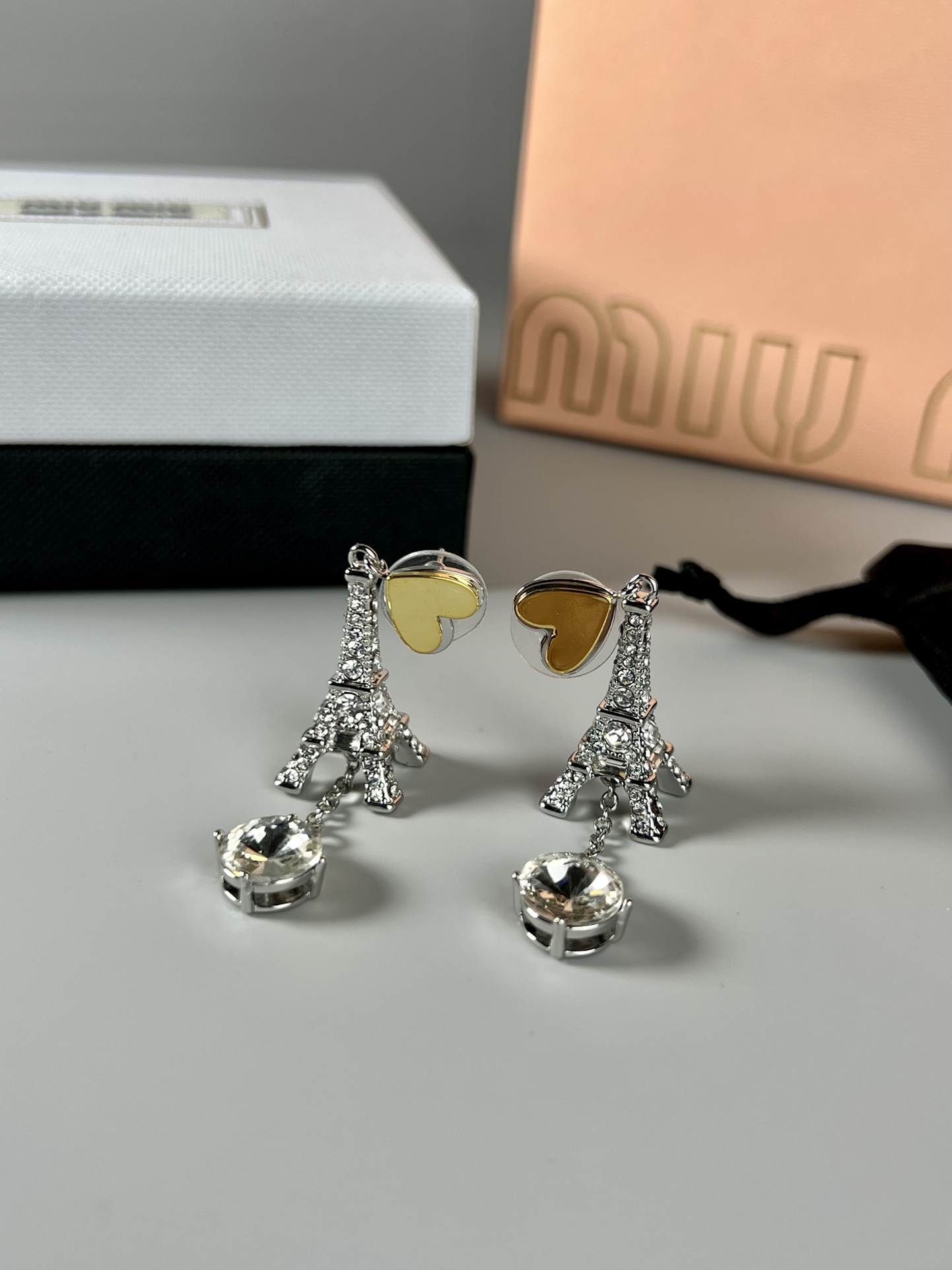 。miumiu 巴黎铁塔爱心 耳环，如果非要用一座城市代表浪漫。那一定是法国巴黎，想把这世上所有的浪漫都