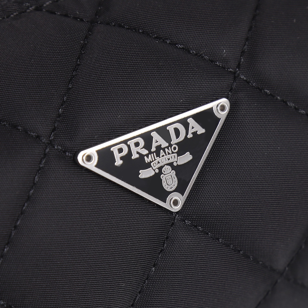 回货。高品质 黑银Prada中古经典小筒包,Prada的飒气菱格小圆筒有附银链 尺寸:21*11,型号:77107 菱格 回货。高品质 黑银Prada中古经典小筒包,Prada的飒气菱格小圆筒有附银链 尺寸:21*11,型号:77107 菱格