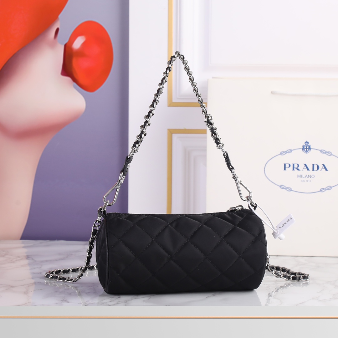 回货。高品质 黑银Prada中古经典小筒包,Prada的飒气菱格小圆筒有附银链 尺寸:21*11,型号:77107 菱格 回货。高品质 黑银Prada中古经典小筒包,Prada的飒气菱格小圆筒有附银链 尺寸:21*11,型号:77107 菱格