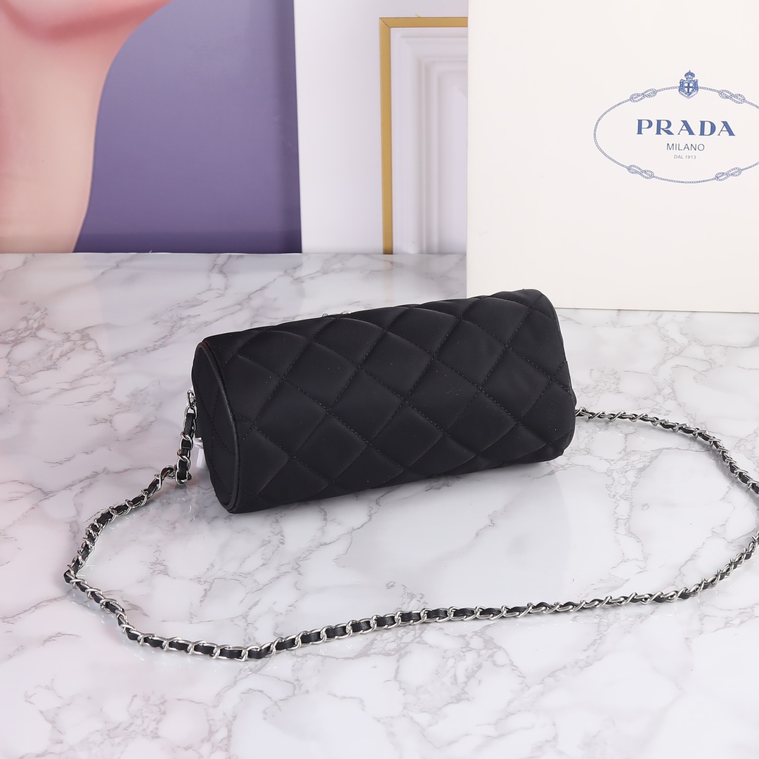 回货。高品质 黑银Prada中古经典小筒包,Prada的飒气菱格小圆筒有附银链 尺寸:21*11,型号:77107 菱格 回货。高品质 黑银Prada中古经典小筒包,Prada的飒气菱格小圆筒有附银链 尺寸:21*11,型号:77107 菱格