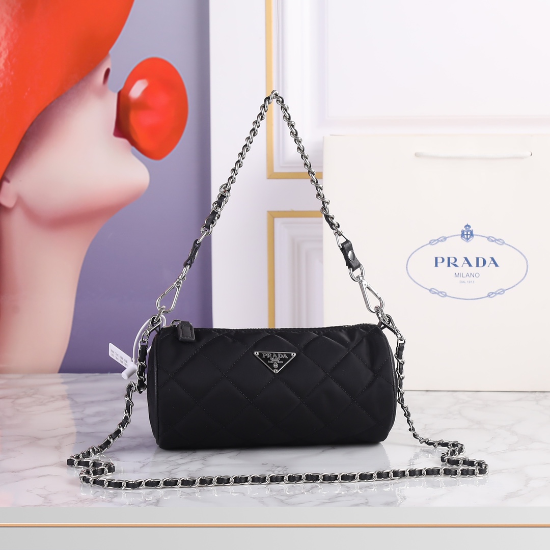 回货。高品质 黑银Prada中古经典小筒包,Prada的飒气菱格小圆筒有附银链 尺寸:21*11,型号:77107 菱格 回货。高品质 黑银Prada中古经典小筒包,Prada的飒气菱格小圆筒有附银链 尺寸:21*11,型号:77107 菱格
