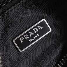 回货。高品质 黑银Prada中古经典小筒包,Prada的飒气菱格小圆筒有附银链 尺寸:21*11,型号:77107 菱格 回货。高品质 黑银Prada中古经典小筒包,Prada的飒气菱格小圆筒有附银链 尺寸:21*11,型号:77107 菱格