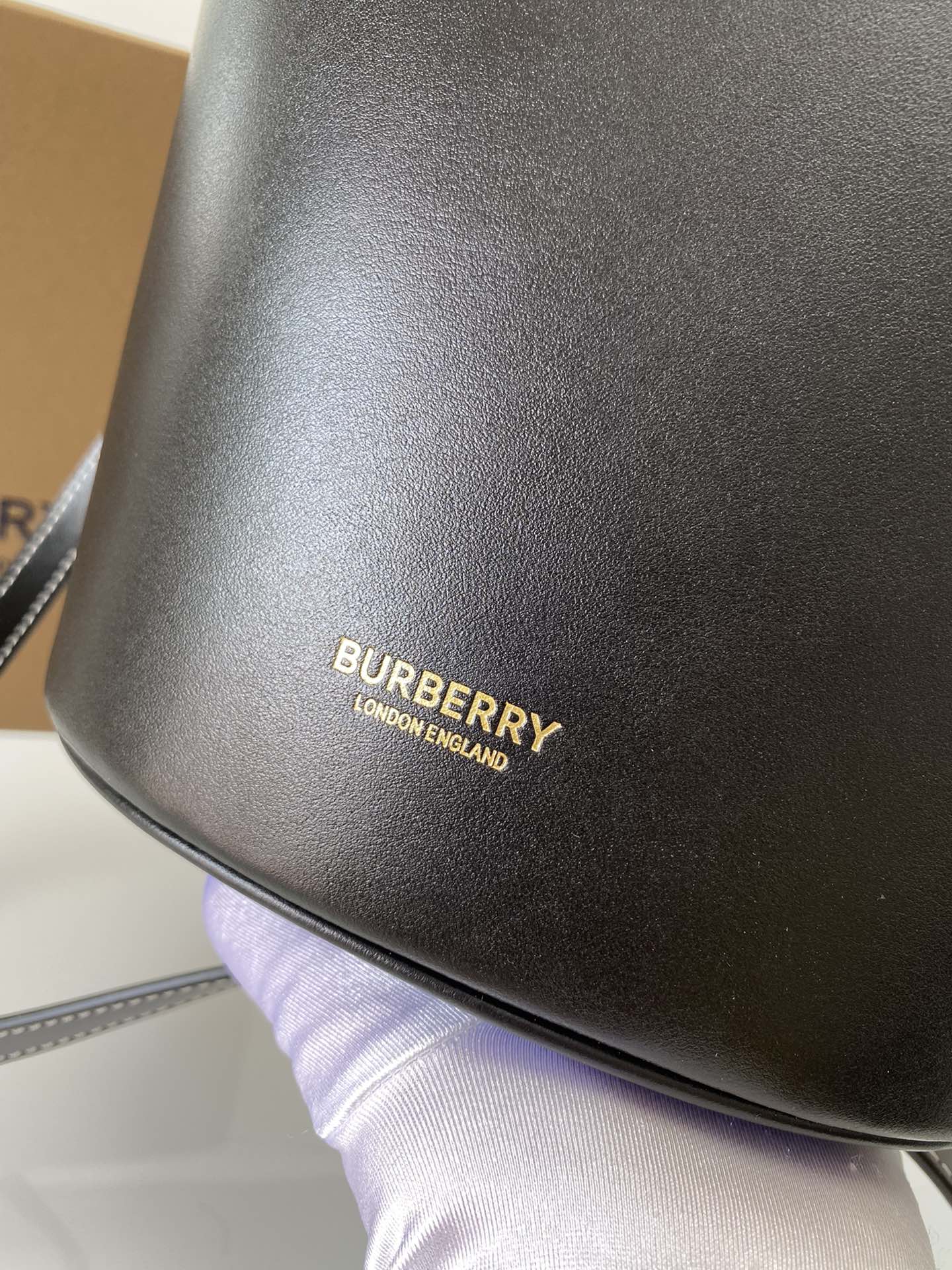 Burberry巴宝莉鞣制缉明线皮革水桶包