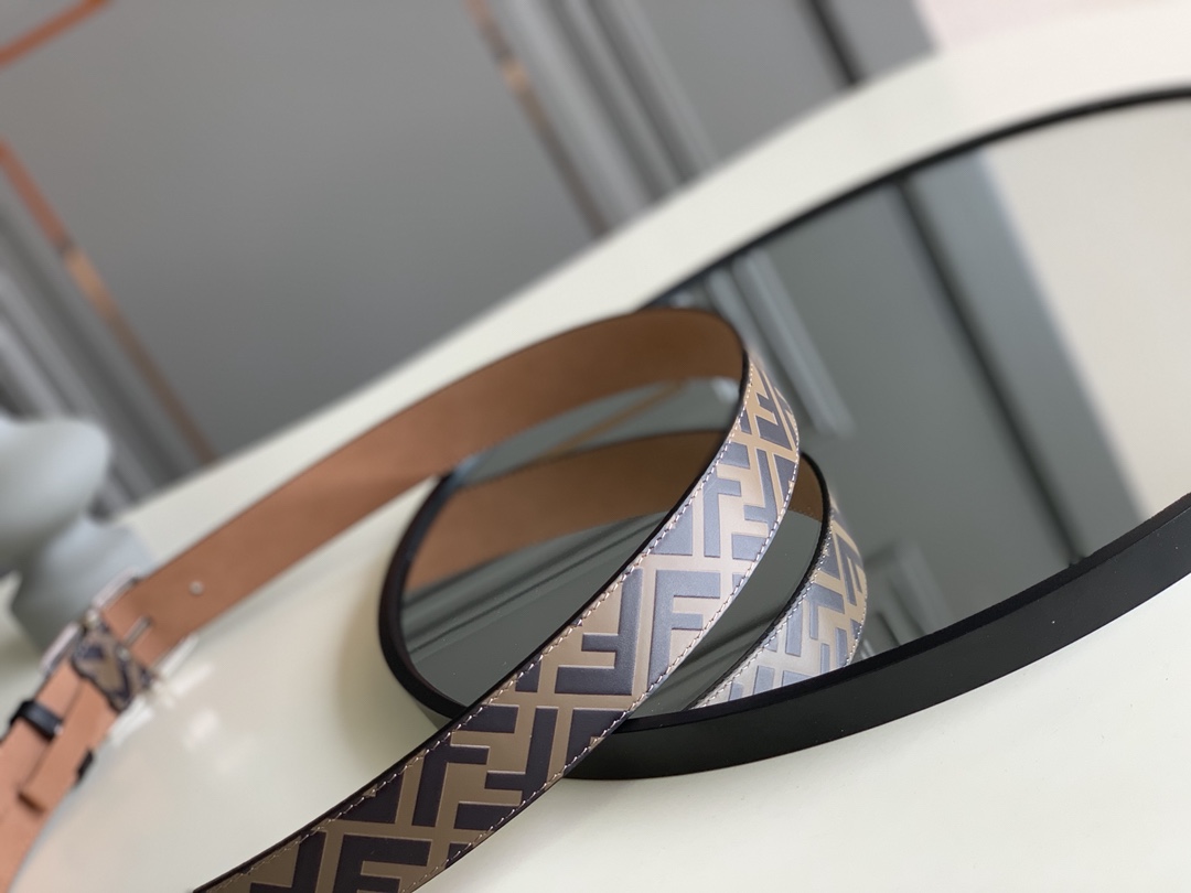 Fendi 五金做工精细 线条流畅 表面光滑 𝐙𝐏电镀工艺 香港通关【𝐇𝐀𝐀𝐒】 进口皮料