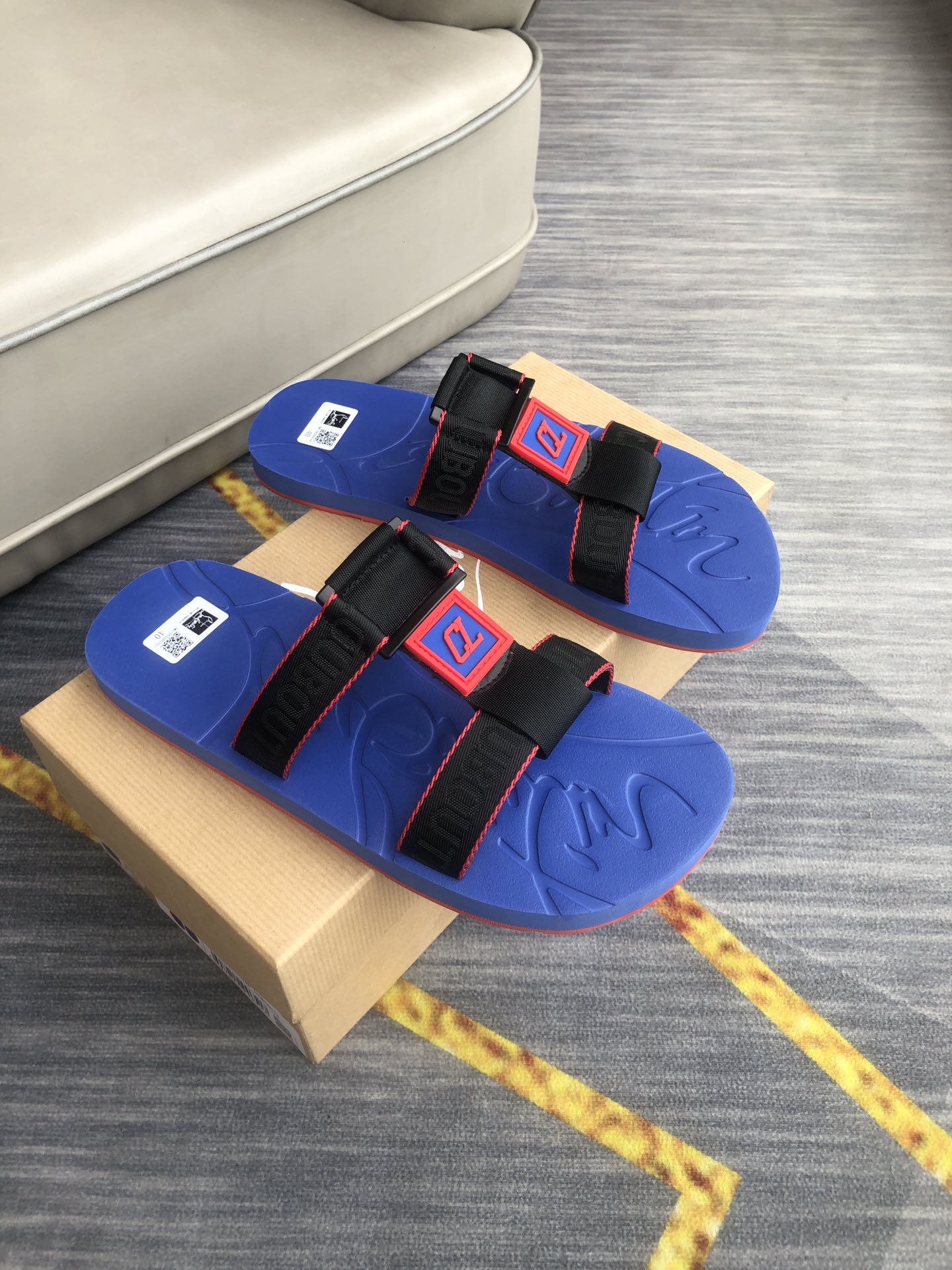 H0  Christian Louboutin  爆款拖鞋-高品质，自由随意的工字拖，鞋面品牌字母,酷炫非凡。在街道上，在沙滩上，在家里随意切换。