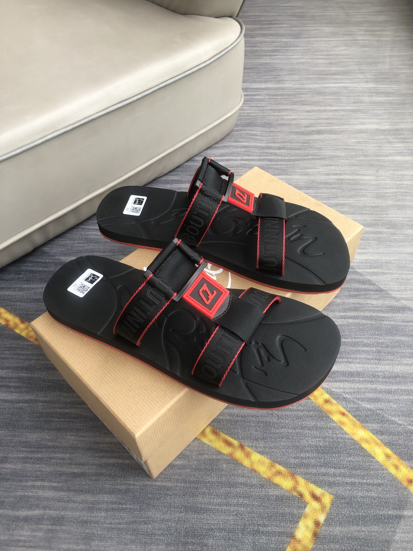 H0  Christian Louboutin  爆款拖鞋-高品质，自由随意的工字拖，鞋面品牌字母,酷炫非凡。在街道上，在沙滩上，在家里随意切换。