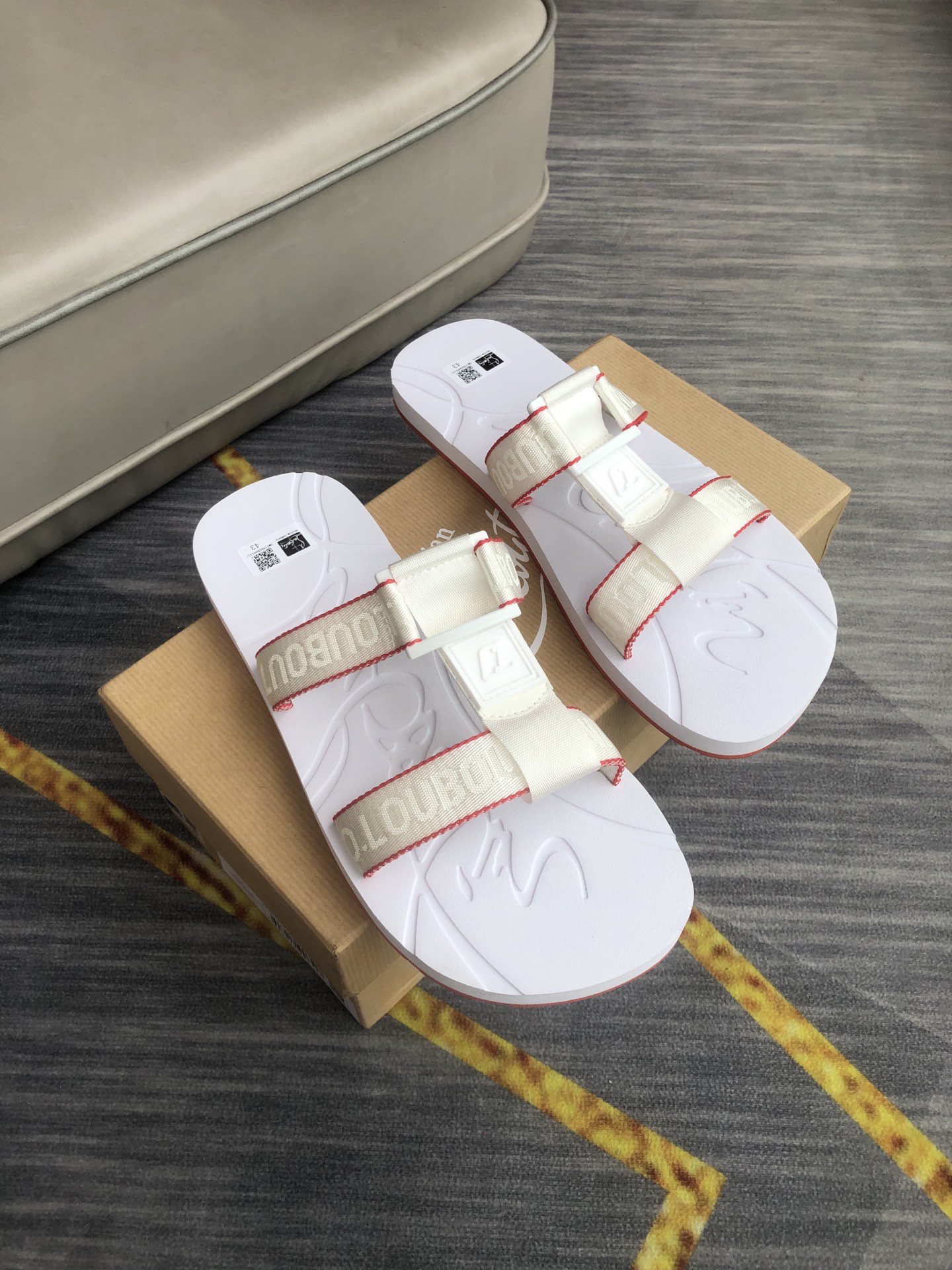 H0  Christian Louboutin  爆款拖鞋-高品质，自由随意的工字拖，鞋面品牌字母,酷炫非凡。在街道上，在沙滩上，在家里随意切换。