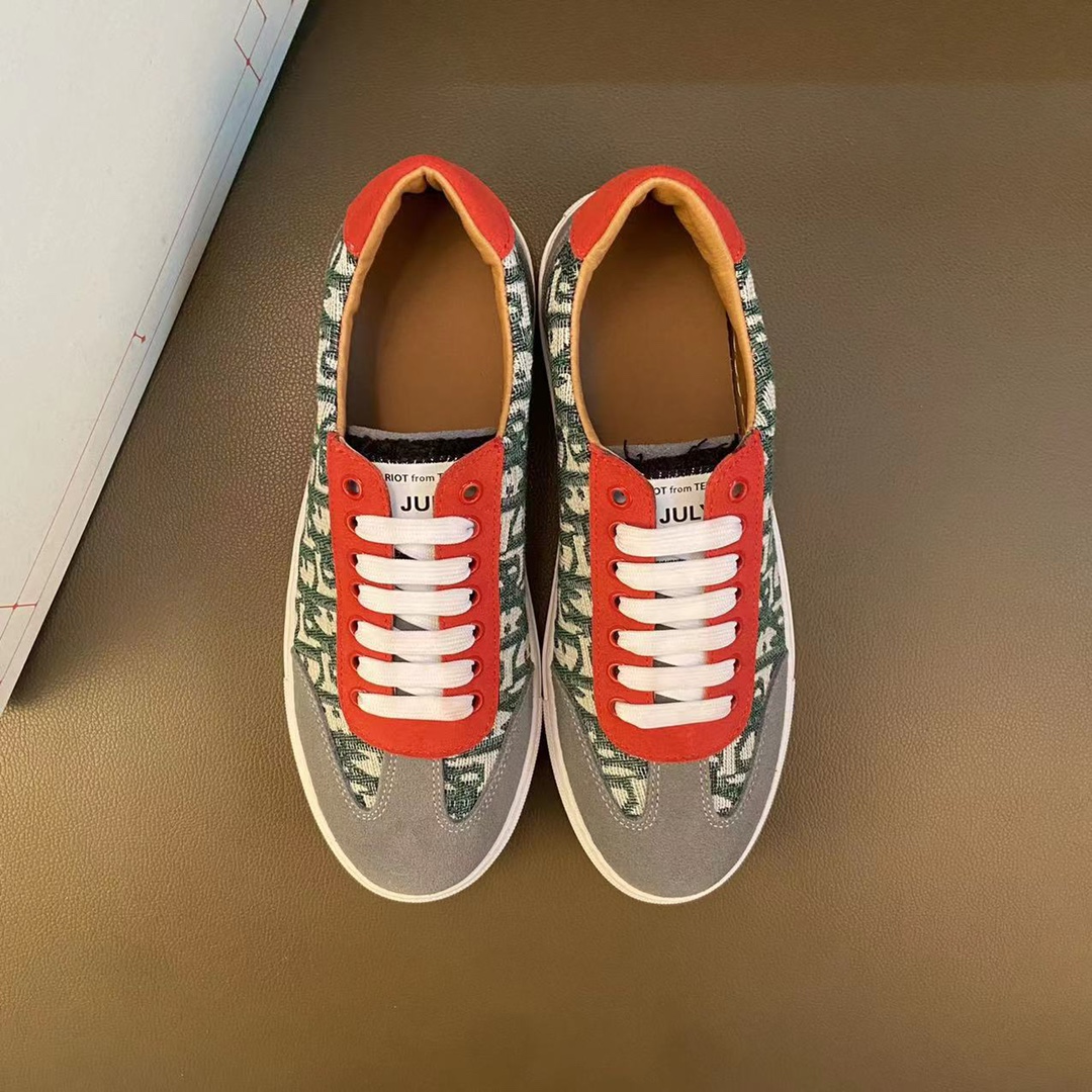 I5  高品质😍 欧美大师设计简洁高档大气，专柜品质值得信赖，面料进口顶级牛皮 。😍 羊皮内里🐑 做工精细，专柜原版大底，上脚舒适百搭，潮男乐福专属定制，小 麦昆 Alexander McQueen  适合司机户外行车🚗 休闲鞋系列之首 男鞋