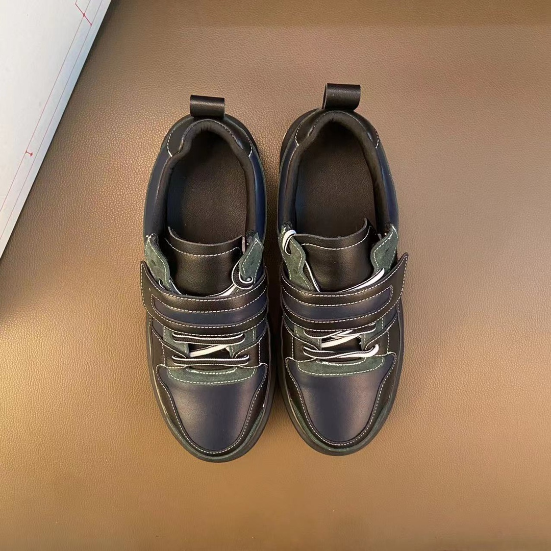 I5  高品质😍 欧美大师设计简洁高档大气，专柜品质值得信赖，面料进口顶级牛皮 。😍 羊皮内里🐑 做工精细，专柜原版大底，上脚舒适百搭，潮男乐福专属定制，小 麦昆 Alexander McQueen  适合司机户外行车🚗 休闲鞋系列之首 男鞋