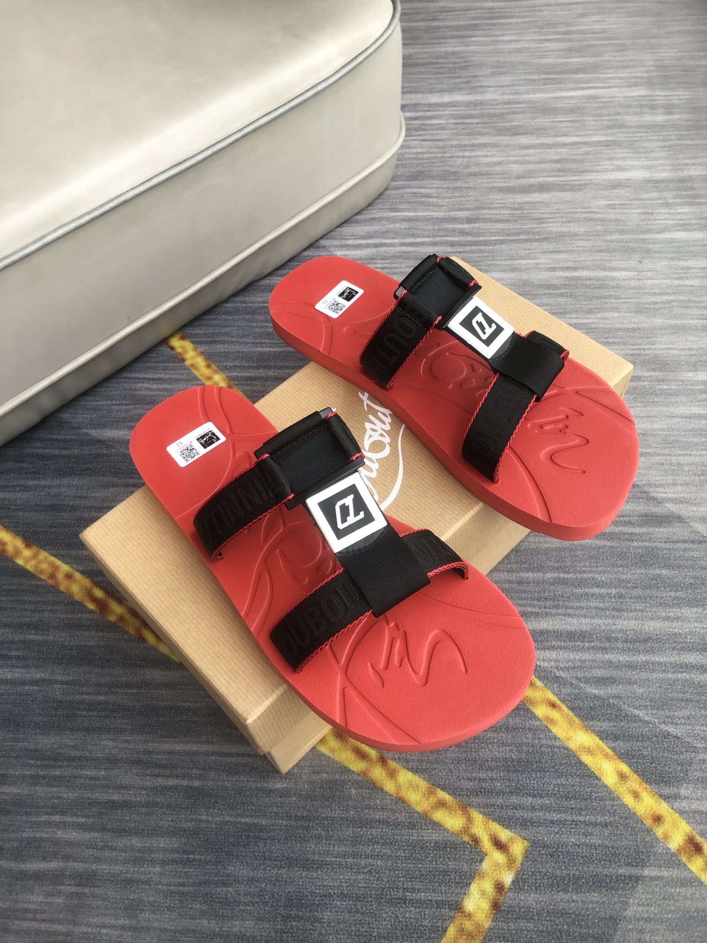 H0   Christian Louboutin  爆款拖鞋-高品质，自由随意的工字拖，鞋面品牌字母,酷炫非凡。在街道上，在沙滩上，在家里随意切换。