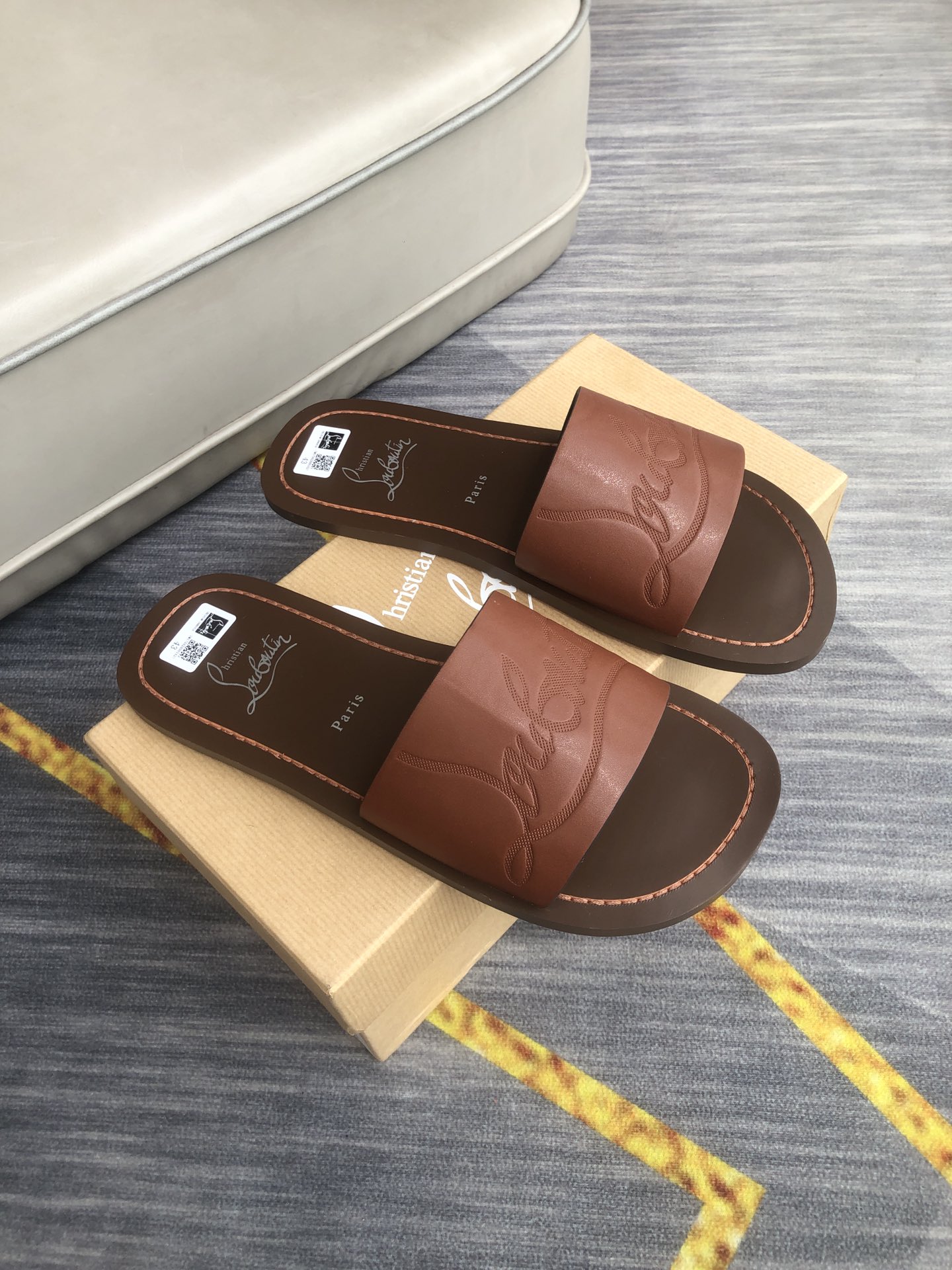 H0   Christian Louboutin  爆款拖鞋-高品质，自由随意的一字拖，鞋面品牌字母,酷炫非凡。在街道上，在沙滩上，在家里随意切换。