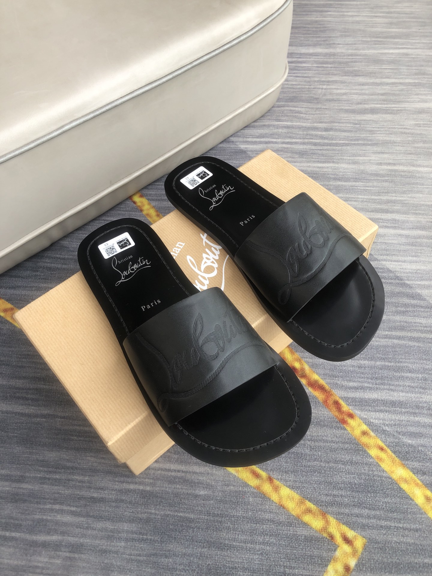 H0   Christian Louboutin  爆款拖鞋-高品质，自由随意的一字拖，鞋面品牌字母,酷炫非凡。在街道上，在沙滩上，在家里随意切换。