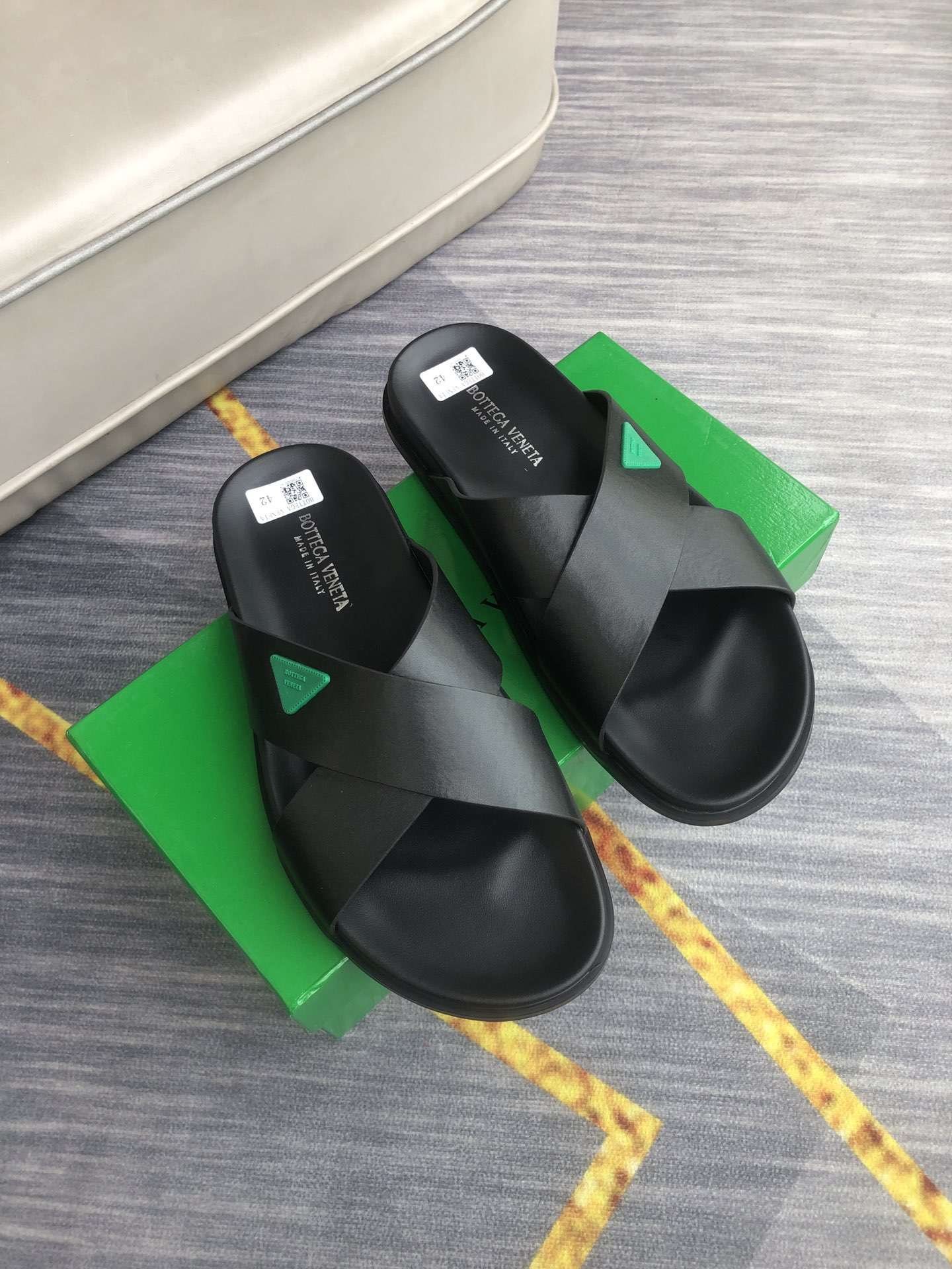 H0 。 Bottega Veneta 男士休闲拖鞋，品牌logo装饰，高品质，自由随意，酷炫非凡。在街道上，在沙滩上，在家里随意切换。耐磨防滑橡胶大底。