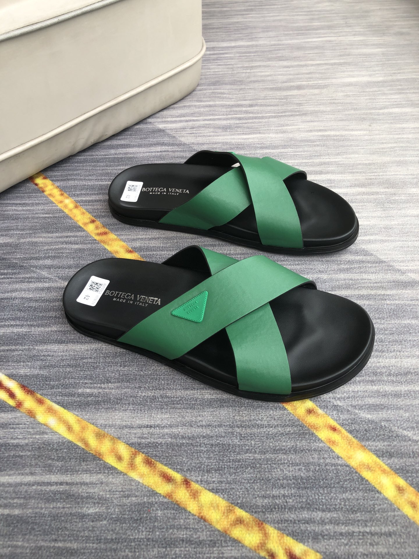 H0 。 Bottega Veneta 男士休闲拖鞋，品牌logo装饰，高品质，自由随意，酷炫非凡。在街道上，在沙滩上，在家里随意切换。耐磨防滑橡胶大底。