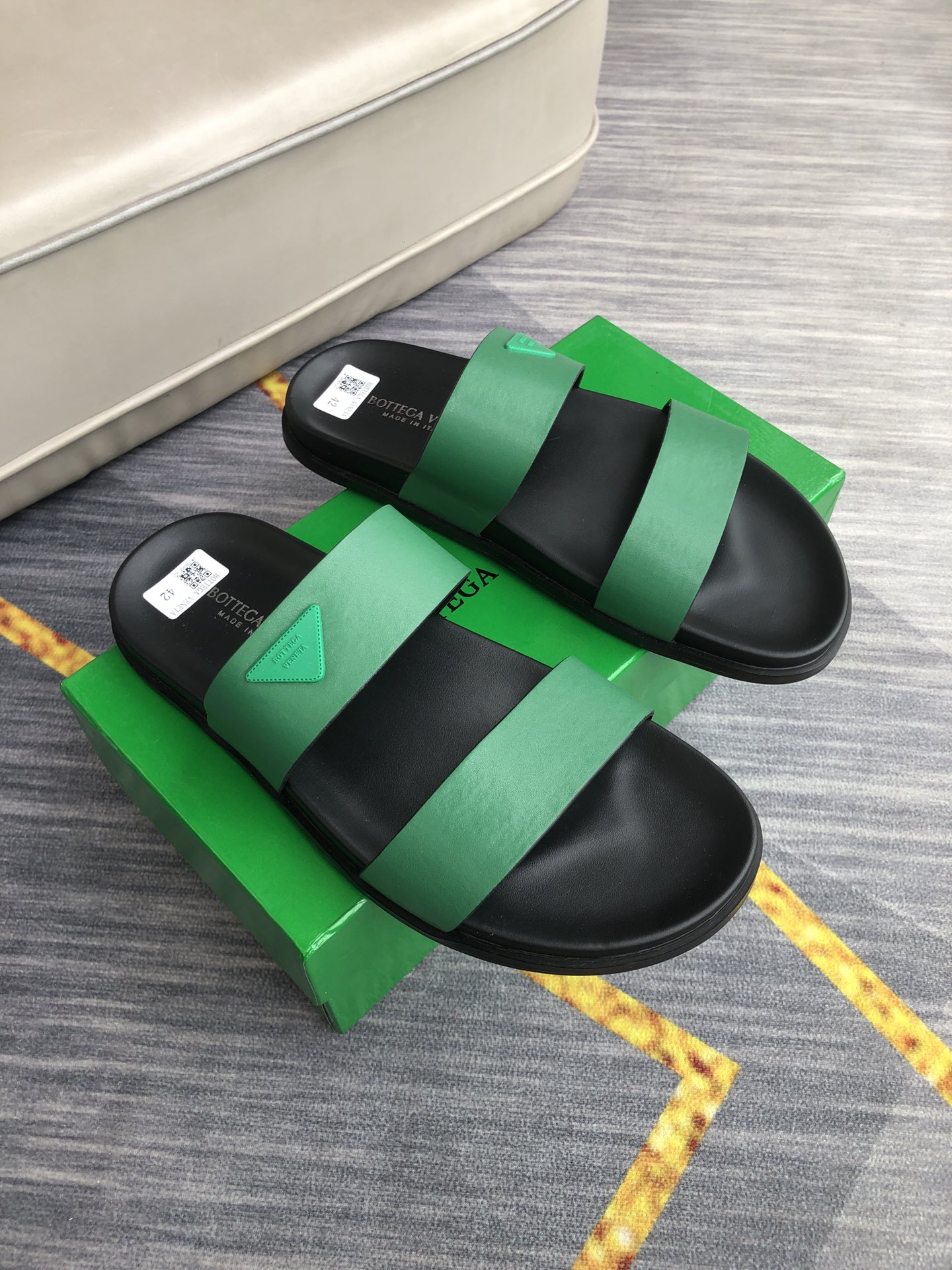 H0 。 Bottega Veneta 男士休闲拖鞋，品牌logo装饰，高品质，自由随意，酷炫非凡。在街道上，在沙滩上，在家里随意切换。耐磨防滑橡胶大底。