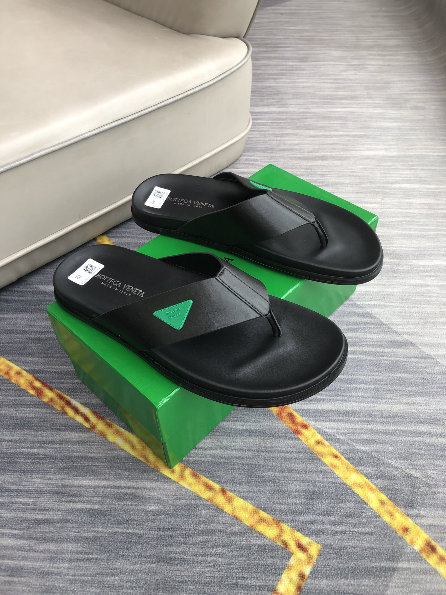 H0 。 Bottega Veneta 男士休闲拖鞋，品牌logo装饰，高品质，自由随意，酷炫非凡。在街道上，在沙滩上，在家里随意切换。耐磨防滑橡胶大底。