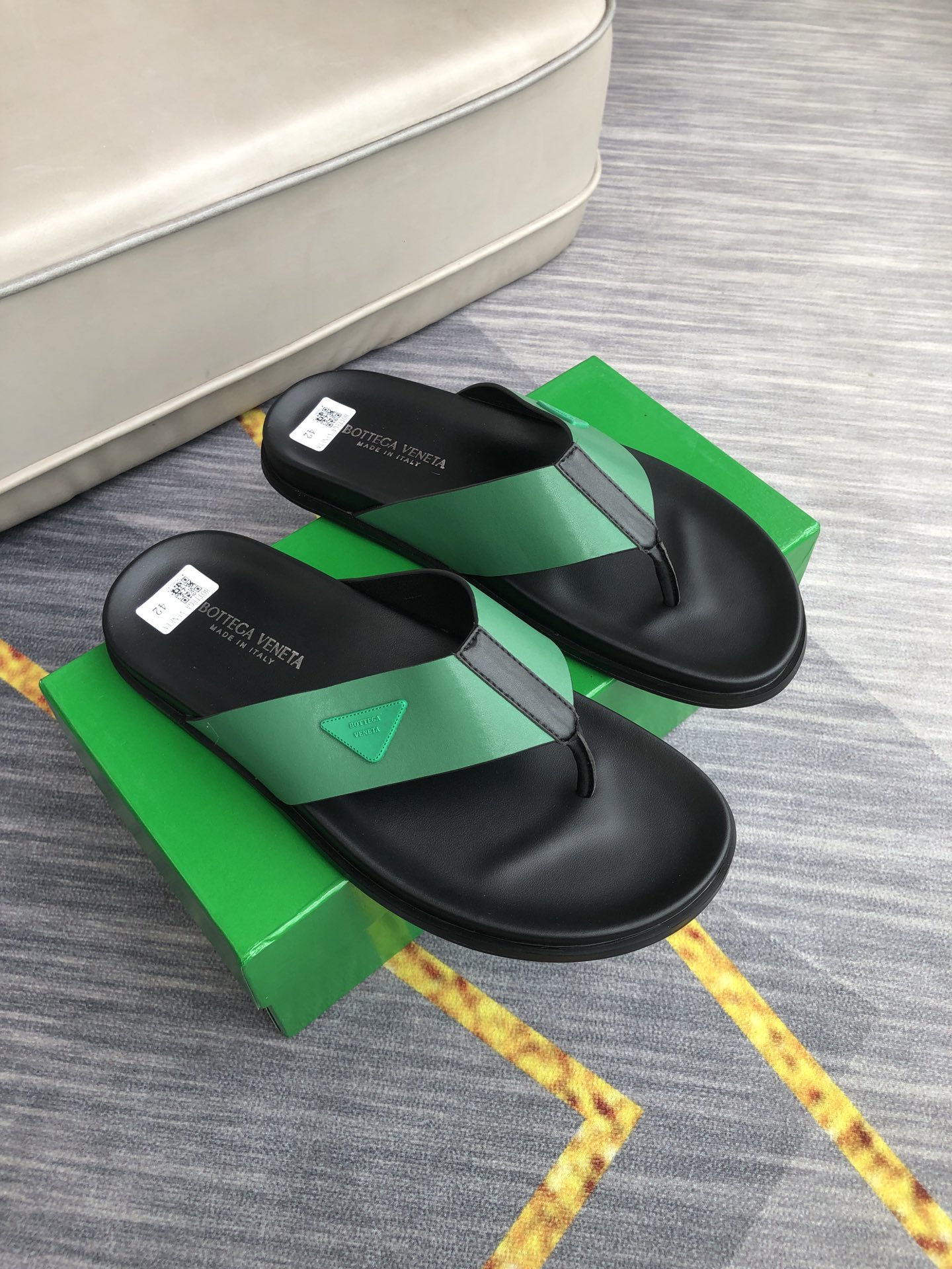 H0 。 Bottega Veneta 男士休闲拖鞋，品牌logo装饰，高品质，自由随意，酷炫非凡。在街道上，在沙滩上，在家里随意切换。耐磨防滑橡胶大底。