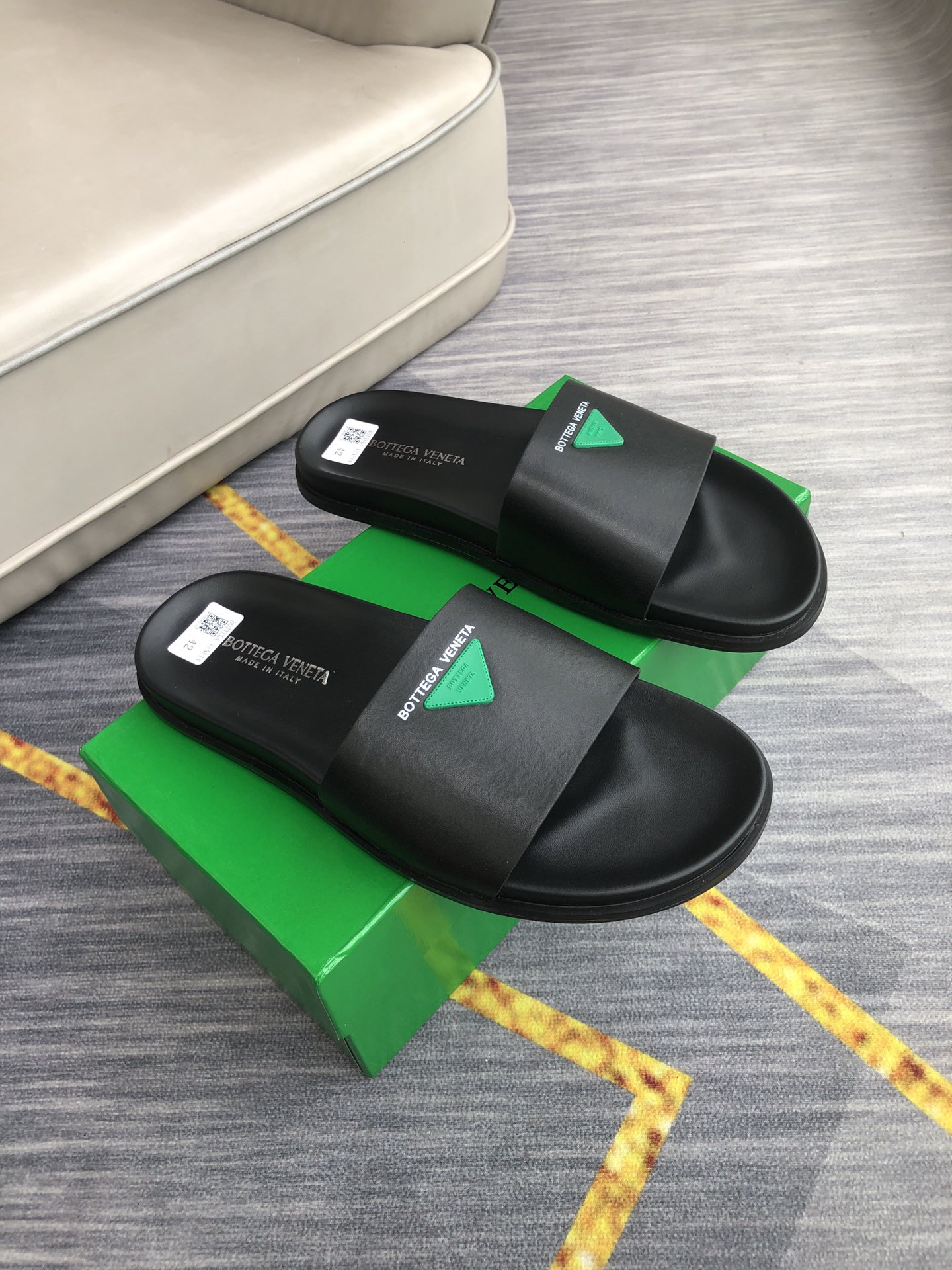 H0 。 Bottega Veneta 男士休闲拖鞋，品牌logo装饰，高品质，自由随意，酷炫非凡。在街道上，在沙滩上，在家里随意切换。耐磨防滑橡胶大底。