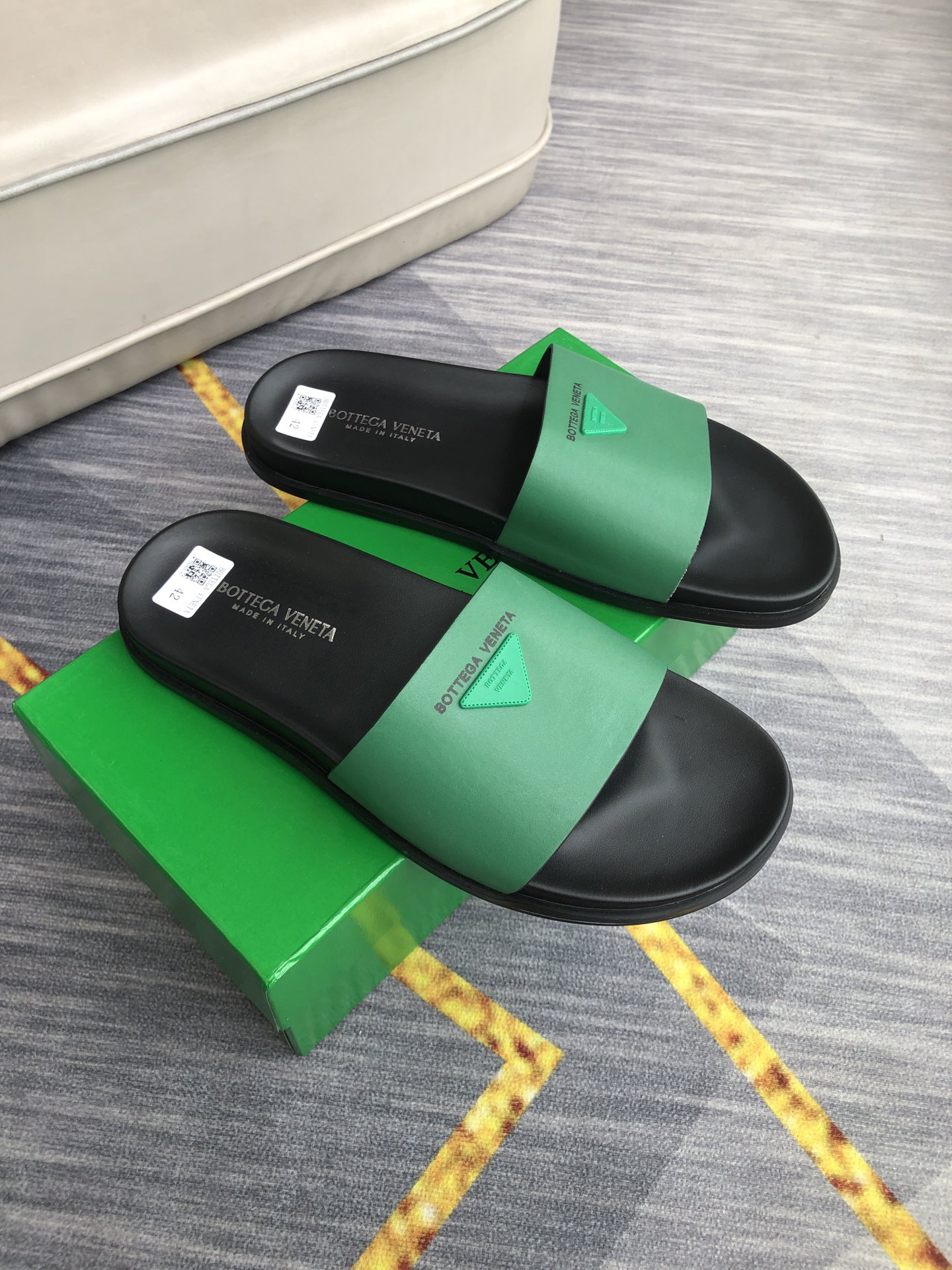 H0 。 Bottega Veneta 男士休闲拖鞋，品牌logo装饰，高品质，自由随意，酷炫非凡。在街道上，在沙滩上，在家里随意切换。耐磨防滑橡胶大底。