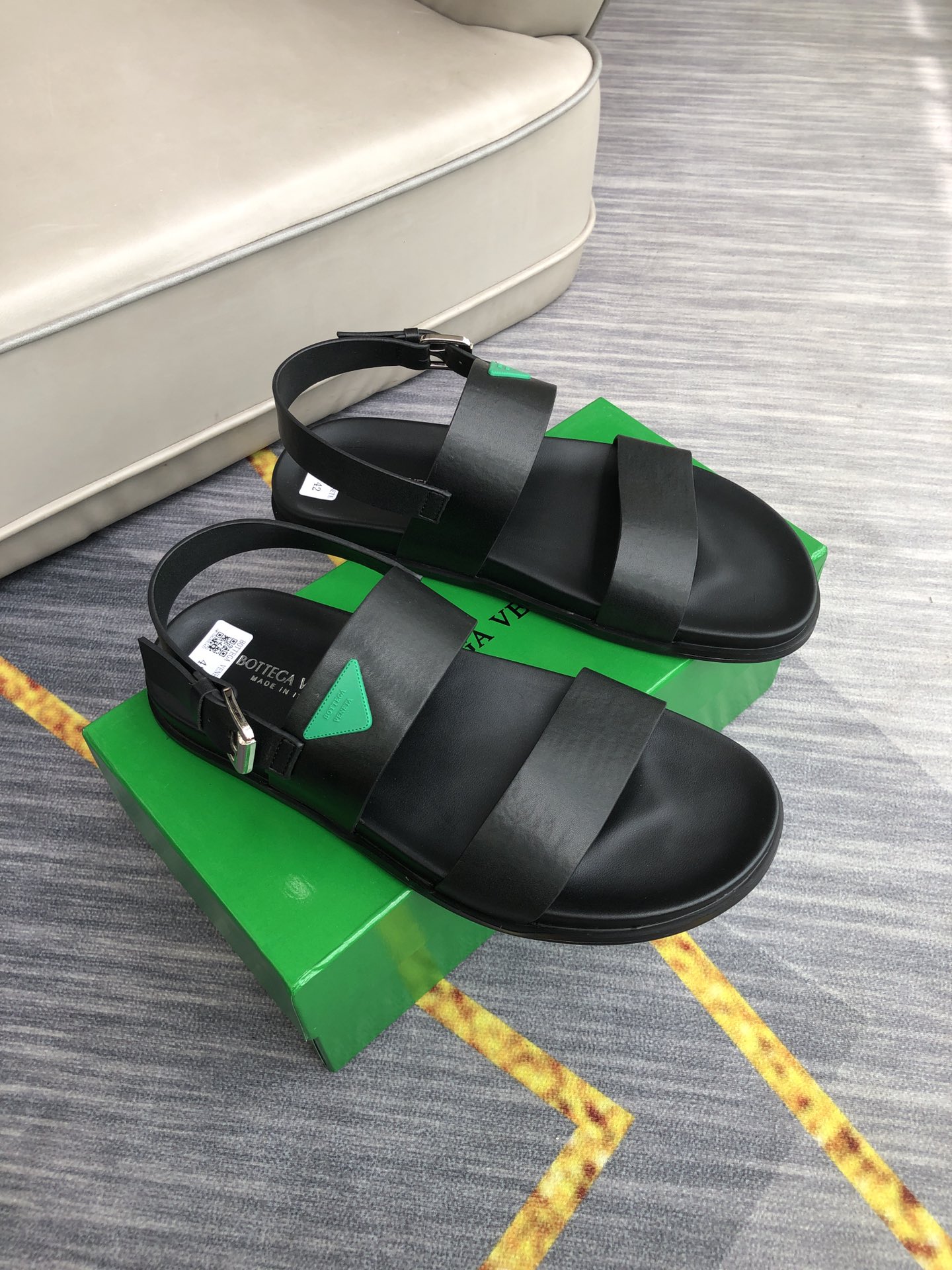 H0 。 Bottega Veneta 男士休闲拖鞋，品牌logo装饰，高品质，自由随意，酷炫非凡。在街道上，在沙滩上，在家里随意切换。耐磨防滑橡胶大底。