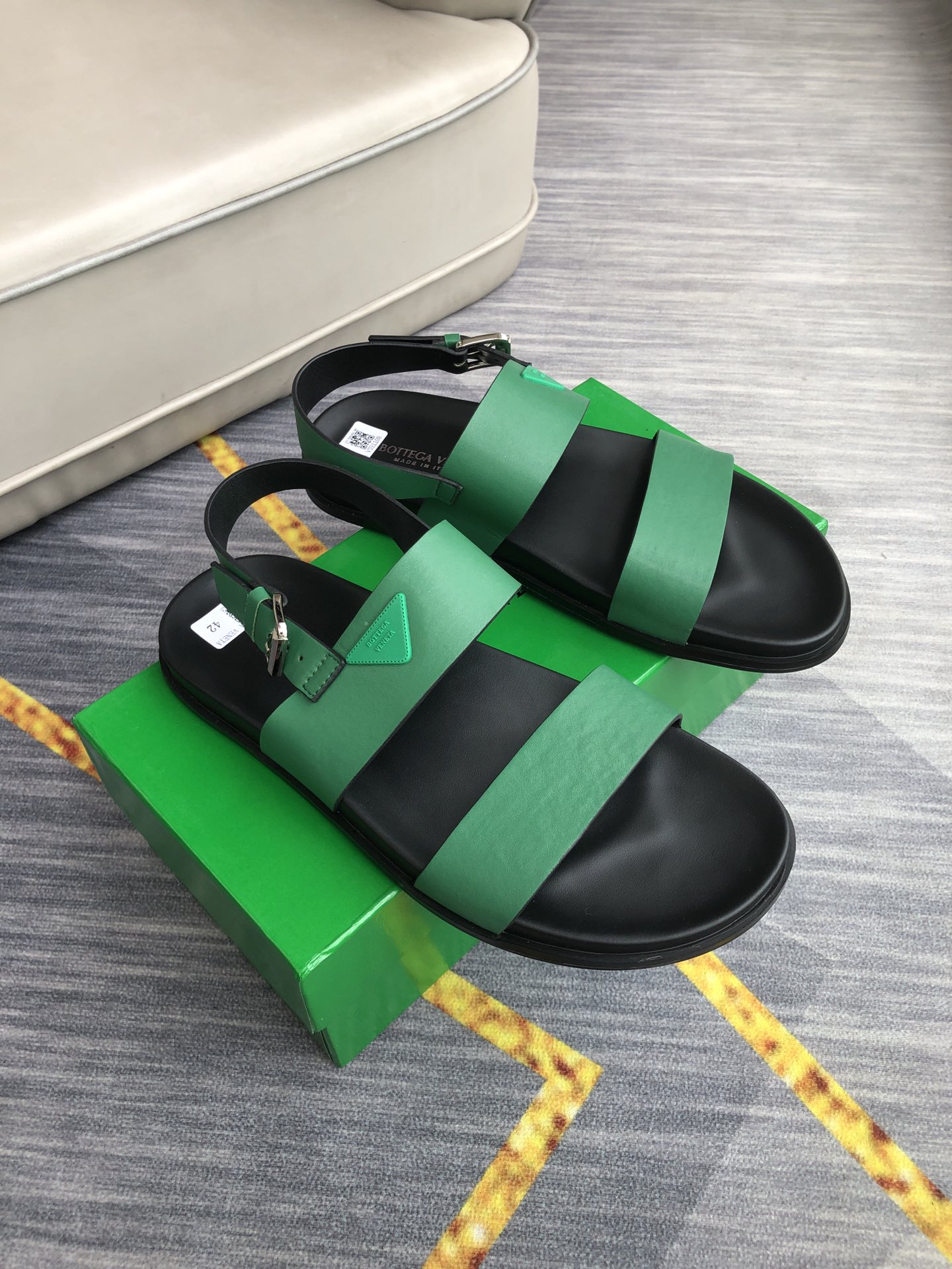 H0 。 Bottega Veneta 男士休闲拖鞋，品牌logo装饰，高品质，自由随意，酷炫非凡。在街道上，在沙滩上，在家里随意切换。耐磨防滑橡胶大底。