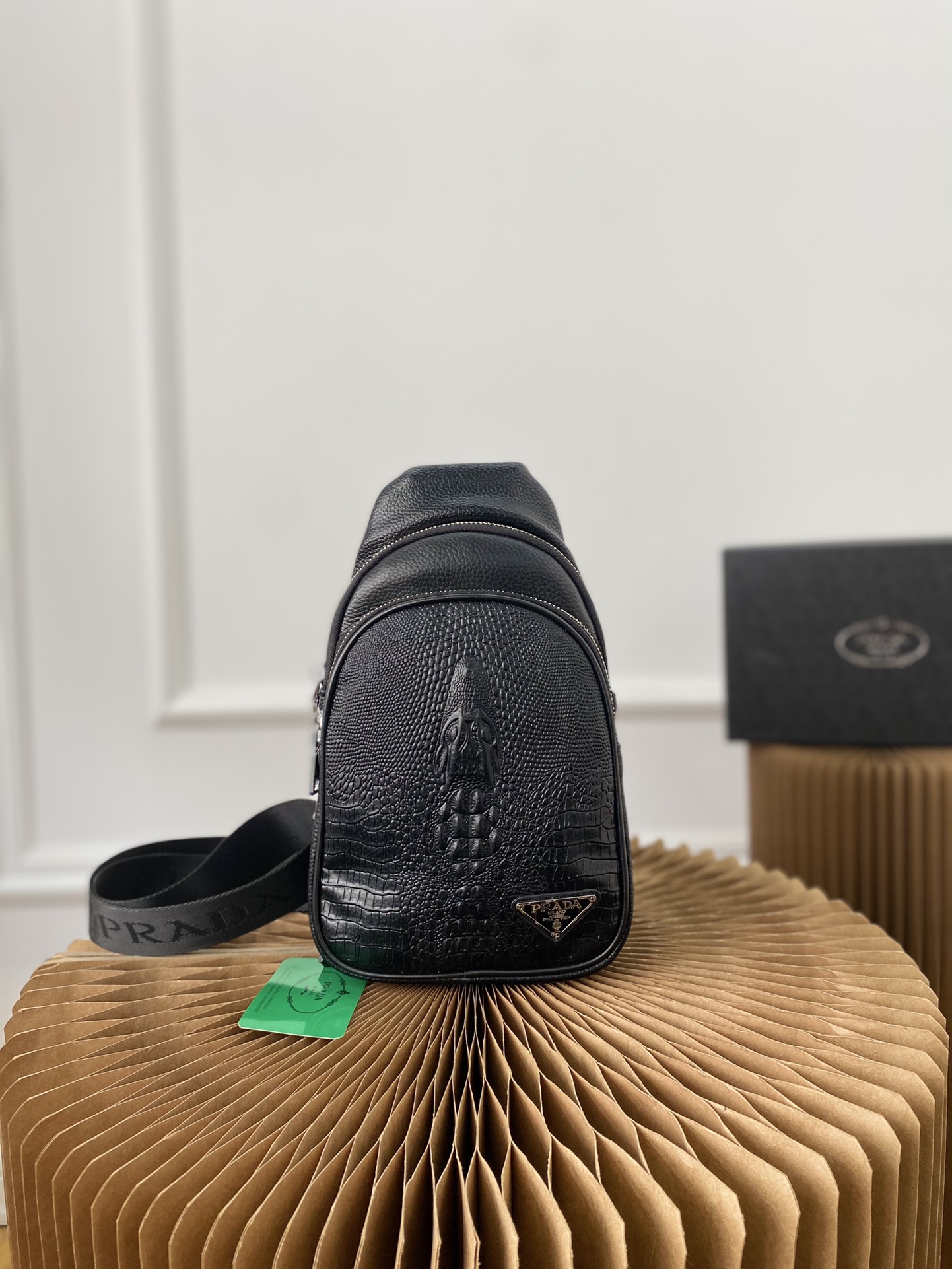 I5  普拉达 Prada  鳄鱼胸包 斜挎单肩包 背包 采用精湛镶嵌细工，实物拍摄 原厂原版面料 配送小票28 x 16cm。