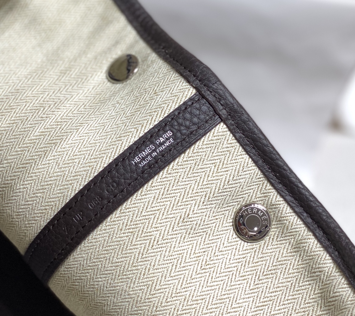 Hermès Garden Party 30: Ebony Leather Tote Bag with Secure Snap Closure 5 i1655455910 3919 4