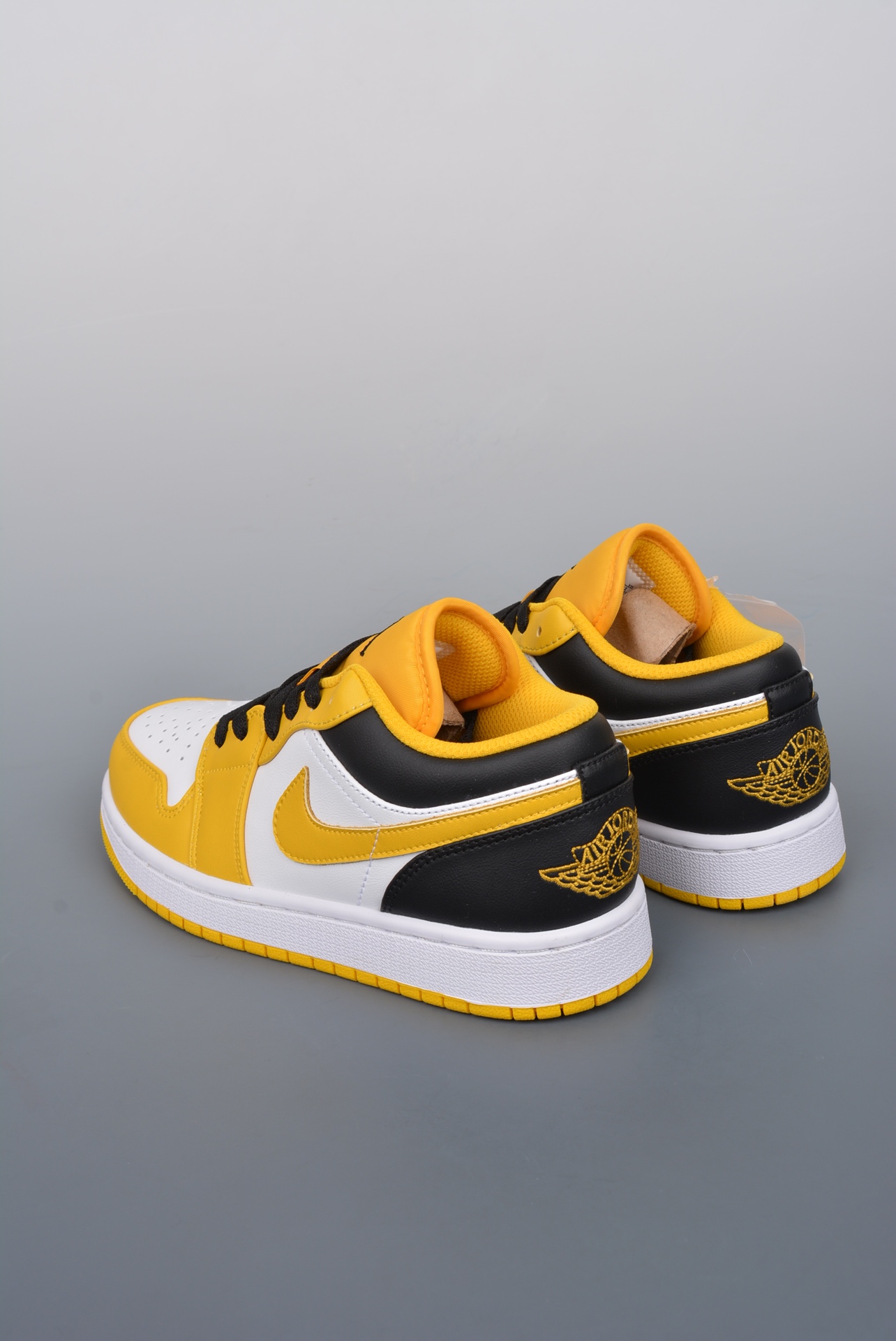 💰公司级200 💰纯原240
Air Jordan 1 Low 市面唯一头层
AJ1乔1低帮休闲板鞋 同步官方配色
市场唯一独家头层皮打造 原鞋原档案开发
原厂皮料 原档冲孔鞋头 正确满胶鞋垫 四线拉帮 原厂织唛标 鞋舌高弹海绵填充。
官方货号:553560 701B
Size:35.5 36 36.5 37.5 38 38.5 39 40 40.5 41 42 42.5 43 44 44.5 45 46
耐克 阿迪达斯 三叶草 椰子350 v2 sb dunk 古驰脏脏鞋 麦昆 匡威1970s 万斯 vans 范斯 新百伦 乔丹 air jordan asics亚瑟士 斯凯奇 斐乐 彪马 锐步 mlb fila 鬼冢虎 莆田鞋 板鞋 樱花粉 af1 高帮 纯白 复古 满天星 解构 鞋盾 小麦色 蓝粉 马卡龙 低帮 独角兽 鸳鸯 联名 童鞋 冰淇淋 骨白冰蓝 白蓝 黑色 小白鞋 电玩像素 黑白 涂鸦 镭射 雾霾 白色 diy 1970s 夜光 大童 泼墨 中帮 黑武士 洛克公园 魔术贴 情侣 经典 四钩 奶咖色 刮刮乐 白丝绸 白银 3m 反光 白绿夜光 白橙双钩 小雏菊 权志龙 白绿橙 off white 飞线 金钩 冰块 小银钩 笑脸 缝线 剪纸 纯黑 蓝丝绸 情人节限定 白金 蓝白 354 黑曜石 熊猫 像素 冰蓝 四小勾 水晶底 寿桃 洞洞鞋 彩虹像素 灰色 air force 1 黑色 拖鞋 aj4 aj35 aj11 篮球鞋 莆田 aj3 aj6 aj13 aj7 童鞋 儿童鞋 aj312 aj36 黑白奥利奥 传奇蓝 aj32 限量版 飞人拖鞋 康扣 熊猫 北卡蓝 low 白水泥 藤原浩 aj34郭艾伦 影子灰 蒂芙尼绿 aj10 倒钩 aj9 冰雪奇缘 黑曜石 aj31 aj270 球鞋 大魔王 冰激凌 樱木花道 热熔岩 迪奥联名 胭脂红 凉鞋 aj15 满天星 水泥灰 芝加哥 鸳鸯 aj28 情侣 aj28 樱花粉 电玩像素 北卡蓝 小迪奥 粉色 樱花粉 电玩像素 烟灰 变色龙 兵马俑 大巴黎 aj16 兔八哥 马卡龙 大学蓝 aj30 黑水泥 白蛇 叶绿素 火影 白水泥 情人节限定 粉蛇 黑红 球鞋gtcut kobe球鞋 zoom kobe 500黑武士 2022r nike星空 gt球鞋 zoom跑鞋 纽巴伦990 nikecourt女鞋 zoom aj1 nb827 斐乐hike nike青花瓷 aj镭射 科6 next跑鞋 宇航员2.0 小白鞋 男鞋 运动鞋 斯凯奇 斐乐 板鞋 aj 彪马 新百伦 亚瑟士 new balance adidas 阿迪达斯 篮球鞋 空军一号 纯白 跑步鞋 vision street wear puma 女运动休闲鞋 nb 情侣鞋 球鞋 dunk 美津浓 欧文7 运动鞋女款跑步鞋 休闲男鞋 aj1 拖鞋 耐克鞋男新款 鞋子 童鞋 男款 飞马 zoom 超级飞马 跑鞋 老爹鞋 air max 儿童鞋子 男士 飞马38 m2k 日落 黑白熊猫 女款 飞马39 男款 阿甘鞋 飞马37 夏季 dunk sb 华夫鞋 凉鞋 开拓者 夏款 毛毛虫 气垫 air zoom 休闲鞋 高帮 帆布鞋 sacai 2022 vapormax 赤足 飞马36 af1 紫葡萄 树莓紫 winflo8 court女鞋 网鞋 zoom 破二 dc0774 拖鞋 superfly 子弹头 dunk黑白熊猫 blazer max270 欧文7 小童鞋 阿尔法 欧文8 登月 星空 莆田 黑武士 airmax97 贝壳头 三叶草 boost forum 椰子鞋 yeezy neo 暗夜精灵 金标 椰子 350 v2 ultraboost 清风 阿尔法 涉水鞋 ub21 ub22 forum84 ub nmd 爆米花 pro2 cut supernova x9000 椰子500 小椰子 forum low 史密斯 椰子700 樱花系列女鞋 新百伦530 327 574 5740 满天星 992 550 990 303 nb2002ra 302 元祖灰 993 990v5 nb300 ms327 580 999 nb327新百伦 新百伦878 nb300 5740奶茶色 m5740nb5740 997 608 452 nbms327 992元祖灰 996 880 低帮 倒钩 aj1 low 北卡蓝 黑曜石 倒钩藤原浩鞋 芝加哥 禁穿 小迪奥aj1 aj1大学蓝 樱花粉 烟灰 闪电倒钩 mid 影子灰 白丝绸 黑红脚趾 黑红 马卡龙 小dior 蒂芙尼绿 黑脚趾 小摩卡 蜘蛛侠 兔八哥 莆田纯原 纯白 中帮 黑粉脚趾 鸳鸯 low摩卡棕 扣碎 倒钩低帮 小闪电 凯尔特人 芝加哥ow联名 灰白 红豆奶茶 叛逆 换底 扣碎篮板 摩卡棕 迪奥联名鞋 皇家蓝 低帮女鞋倒钩白棕 泡泡糖 黑粉脚趾 北卡蓝低帮 黑绿脚趾 影子灰 蒂芙尼绿 黑脚趾 浆果粉 扣碎篮板 鸳鸯 冰淇淋 白丝绸 激光蓝 offwhite联名 黑粉脚趾 蓝 水洗丹宁 情人节 午夜蓝 凯尔特人 泡泡糖 男鞋 女鞋 夏季 儿童 拖鞋 小众鞋 篮球鞋 凉鞋 运动鞋 跑步鞋 童鞋 板鞋 日落 足球鞋 小白鞋 跑鞋 老爹鞋 zoom 超级飞马 36 37 38 sb dunk 鞋子 新款 m2k air max 薄款 赤足5.0 星空 登月 vapormax 超轻 网鞋 气垫鞋 阿甘鞋 休闲鞋 47 blazer 高帮 樱花粉 free vaporfly 情侣 子弹头 华夫鞋 欧文7 lebron18 joyride fly3 max270 杜兰特5 毛毛虫 黑武士 限量版 忍者 马拉松 winflo7 kyrie7 ep 莆田鞋 板鞋 樱花粉 af1 高帮 纯白 复古 满天星 解构 鞋盾 小麦色 蓝粉 马卡龙 低帮 独角兽 鸳鸯 联名 童鞋 冰淇淋 骨白冰蓝 白蓝 黑色 小白鞋 电玩像素 黑白 涂鸦 镭射 雾霾 白色 diy 夜光 大童 泼墨 中帮 黑武士 洛克公园 魔术贴 情侣 经典 四钩 奶咖色 刮刮乐 白丝绸 白银 3m 反光 白绿夜光 白橙双钩 小雏菊 权志龙 白绿橙 off white 飞线 金钩 冰块 小银钩 笑脸 缝线 剪纸 纯黑 蓝丝绸 情人节限定 白金 蓝白 354 黑曜石 熊猫 像素 冰蓝 四小勾 水晶底 寿桃 洞洞鞋 彩虹像素 灰色 air force 1 黑色 拖鞋 aj4 aj35 aj11 篮球鞋 莆田 aj3 aj6 aj13 aj7 童鞋 儿童鞋 aj312 aj36 黑白奥利奥 德训 aj32 限量版 飞人拖鞋 康扣 熊猫 北卡蓝 low 白水泥 藤原浩 aj34郭艾伦 影子灰 aj10 倒钩 aj9 冰雪奇缘 黑曜石 aj31 aj270 球鞋 samba gazelle