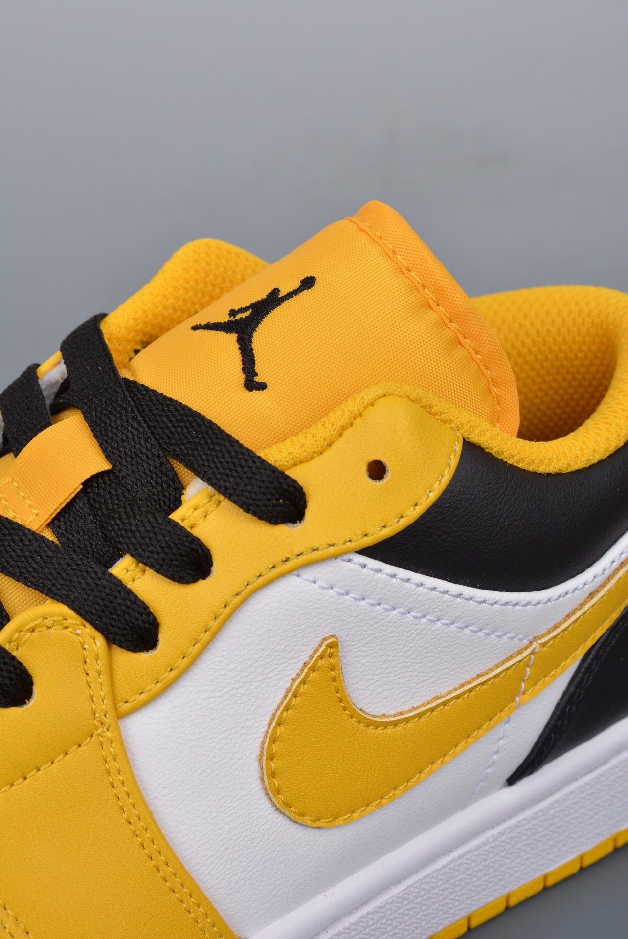 💰公司级200 💰纯原240
Air Jordan 1 Low 市面唯一头层
AJ1乔1低帮休闲板鞋 同步官方配色
市场唯一独家头层皮打造 原鞋原档案开发
原厂皮料 原档冲孔鞋头 正确满胶鞋垫 四线拉帮 原厂织唛标 鞋舌高弹海绵填充。
官方货号:553560 701B
Size:35.5 36 36.5 37.5 38 38.5 39 40 40.5 41 42 42.5 43 44 44.5 45 46
耐克 阿迪达斯 三叶草 椰子350 v2 sb dunk 古驰脏脏鞋 麦昆 匡威1970s 万斯 vans 范斯 新百伦 乔丹 air jordan asics亚瑟士 斯凯奇 斐乐 彪马 锐步 mlb fila 鬼冢虎 莆田鞋 板鞋 樱花粉 af1 高帮 纯白 复古 满天星 解构 鞋盾 小麦色 蓝粉 马卡龙 低帮 独角兽 鸳鸯 联名 童鞋 冰淇淋 骨白冰蓝 白蓝 黑色 小白鞋 电玩像素 黑白 涂鸦 镭射 雾霾 白色 diy 1970s 夜光 大童 泼墨 中帮 黑武士 洛克公园 魔术贴 情侣 经典 四钩 奶咖色 刮刮乐 白丝绸 白银 3m 反光 白绿夜光 白橙双钩 小雏菊 权志龙 白绿橙 off white 飞线 金钩 冰块 小银钩 笑脸 缝线 剪纸 纯黑 蓝丝绸 情人节限定 白金 蓝白 354 黑曜石 熊猫 像素 冰蓝 四小勾 水晶底 寿桃 洞洞鞋 彩虹像素 灰色 air force 1 黑色 拖鞋 aj4 aj35 aj11 篮球鞋 莆田 aj3 aj6 aj13 aj7 童鞋 儿童鞋 aj312 aj36 黑白奥利奥 传奇蓝 aj32 限量版 飞人拖鞋 康扣 熊猫 北卡蓝 low 白水泥 藤原浩 aj34郭艾伦 影子灰 蒂芙尼绿 aj10 倒钩 aj9 冰雪奇缘 黑曜石 aj31 aj270 球鞋 大魔王 冰激凌 樱木花道 热熔岩 迪奥联名 胭脂红 凉鞋 aj15 满天星 水泥灰 芝加哥 鸳鸯 aj28 情侣 aj28 樱花粉 电玩像素 北卡蓝 小迪奥 粉色 樱花粉 电玩像素 烟灰 变色龙 兵马俑 大巴黎 aj16 兔八哥 马卡龙 大学蓝 aj30 黑水泥 白蛇 叶绿素 火影 白水泥 情人节限定 粉蛇 黑红 球鞋gtcut kobe球鞋 zoom kobe 500黑武士 2022r nike星空 gt球鞋 zoom跑鞋 纽巴伦990 nikecourt女鞋 zoom aj1 nb827 斐乐hike nike青花瓷 aj镭射 科6 next跑鞋 宇航员2.0 小白鞋 男鞋 运动鞋 斯凯奇 斐乐 板鞋 aj 彪马 新百伦 亚瑟士 new balance adidas 阿迪达斯 篮球鞋 空军一号 纯白 跑步鞋 vision street wear puma 女运动休闲鞋 nb 情侣鞋 球鞋 dunk 美津浓 欧文7 运动鞋女款跑步鞋 休闲男鞋 aj1 拖鞋 耐克鞋男新款 鞋子 童鞋 男款 飞马 zoom 超级飞马 跑鞋 老爹鞋 air max 儿童鞋子 男士 飞马38 m2k 日落 黑白熊猫 女款 飞马39 男款 阿甘鞋 飞马37 夏季 dunk sb 华夫鞋 凉鞋 开拓者 夏款 毛毛虫 气垫 air zoom 休闲鞋 高帮 帆布鞋 sacai 2022 vapormax 赤足 飞马36 af1 紫葡萄 树莓紫 winflo8 court女鞋 网鞋 zoom 破二 dc0774 拖鞋 superfly 子弹头 dunk黑白熊猫 blazer max270 欧文7 小童鞋 阿尔法 欧文8 登月 星空 莆田 黑武士 airmax97 贝壳头 三叶草 boost forum 椰子鞋 yeezy neo 暗夜精灵 金标 椰子 350 v2 ultraboost 清风 阿尔法 涉水鞋 ub21 ub22 forum84 ub nmd 爆米花 pro2 cut supernova x9000 椰子500 小椰子 forum low 史密斯 椰子700 樱花系列女鞋 新百伦530 327 574 5740 满天星 992 550 990 303 nb2002ra 302 元祖灰 993 990v5 nb300 ms327 580 999 nb327新百伦 新百伦878 nb300 5740奶茶色 m5740nb5740 997 608 452 nbms327 992元祖灰 996 880 低帮 倒钩 aj1 low 北卡蓝 黑曜石 倒钩藤原浩鞋 芝加哥 禁穿 小迪奥aj1 aj1大学蓝 樱花粉 烟灰 闪电倒钩 mid 影子灰 白丝绸 黑红脚趾 黑红 马卡龙 小dior 蒂芙尼绿 黑脚趾 小摩卡 蜘蛛侠 兔八哥 莆田纯原 纯白 中帮 黑粉脚趾 鸳鸯 low摩卡棕 扣碎 倒钩低帮 小闪电 凯尔特人 芝加哥ow联名 灰白 红豆奶茶 叛逆 换底 扣碎篮板 摩卡棕 迪奥联名鞋 皇家蓝 低帮女鞋倒钩白棕 泡泡糖 黑粉脚趾 北卡蓝低帮 黑绿脚趾 影子灰 蒂芙尼绿 黑脚趾 浆果粉 扣碎篮板 鸳鸯 冰淇淋 白丝绸 激光蓝 offwhite联名 黑粉脚趾 蓝 水洗丹宁 情人节 午夜蓝 凯尔特人 泡泡糖 男鞋 女鞋 夏季 儿童 拖鞋 小众鞋 篮球鞋 凉鞋 运动鞋 跑步鞋 童鞋 板鞋 日落 足球鞋 小白鞋 跑鞋 老爹鞋 zoom 超级飞马 36 37 38 sb dunk 鞋子 新款 m2k air max 薄款 赤足5.0 星空 登月 vapormax 超轻 网鞋 气垫鞋 阿甘鞋 休闲鞋 47 blazer 高帮 樱花粉 free vaporfly 情侣 子弹头 华夫鞋 欧文7 lebron18 joyride fly3 max270 杜兰特5 毛毛虫 黑武士 限量版 忍者 马拉松 winflo7 kyrie7 ep 莆田鞋 板鞋 樱花粉 af1 高帮 纯白 复古 满天星 解构 鞋盾 小麦色 蓝粉 马卡龙 低帮 独角兽 鸳鸯 联名 童鞋 冰淇淋 骨白冰蓝 白蓝 黑色 小白鞋 电玩像素 黑白 涂鸦 镭射 雾霾 白色 diy 夜光 大童 泼墨 中帮 黑武士 洛克公园 魔术贴 情侣 经典 四钩 奶咖色 刮刮乐 白丝绸 白银 3m 反光 白绿夜光 白橙双钩 小雏菊 权志龙 白绿橙 off white 飞线 金钩 冰块 小银钩 笑脸 缝线 剪纸 纯黑 蓝丝绸 情人节限定 白金 蓝白 354 黑曜石 熊猫 像素 冰蓝 四小勾 水晶底 寿桃 洞洞鞋 彩虹像素 灰色 air force 1 黑色 拖鞋 aj4 aj35 aj11 篮球鞋 莆田 aj3 aj6 aj13 aj7 童鞋 儿童鞋 aj312 aj36 黑白奥利奥 德训 aj32 限量版 飞人拖鞋 康扣 熊猫 北卡蓝 low 白水泥 藤原浩 aj34郭艾伦 影子灰 aj10 倒钩 aj9 冰雪奇缘 黑曜石 aj31 aj270 球鞋 samba gazelle