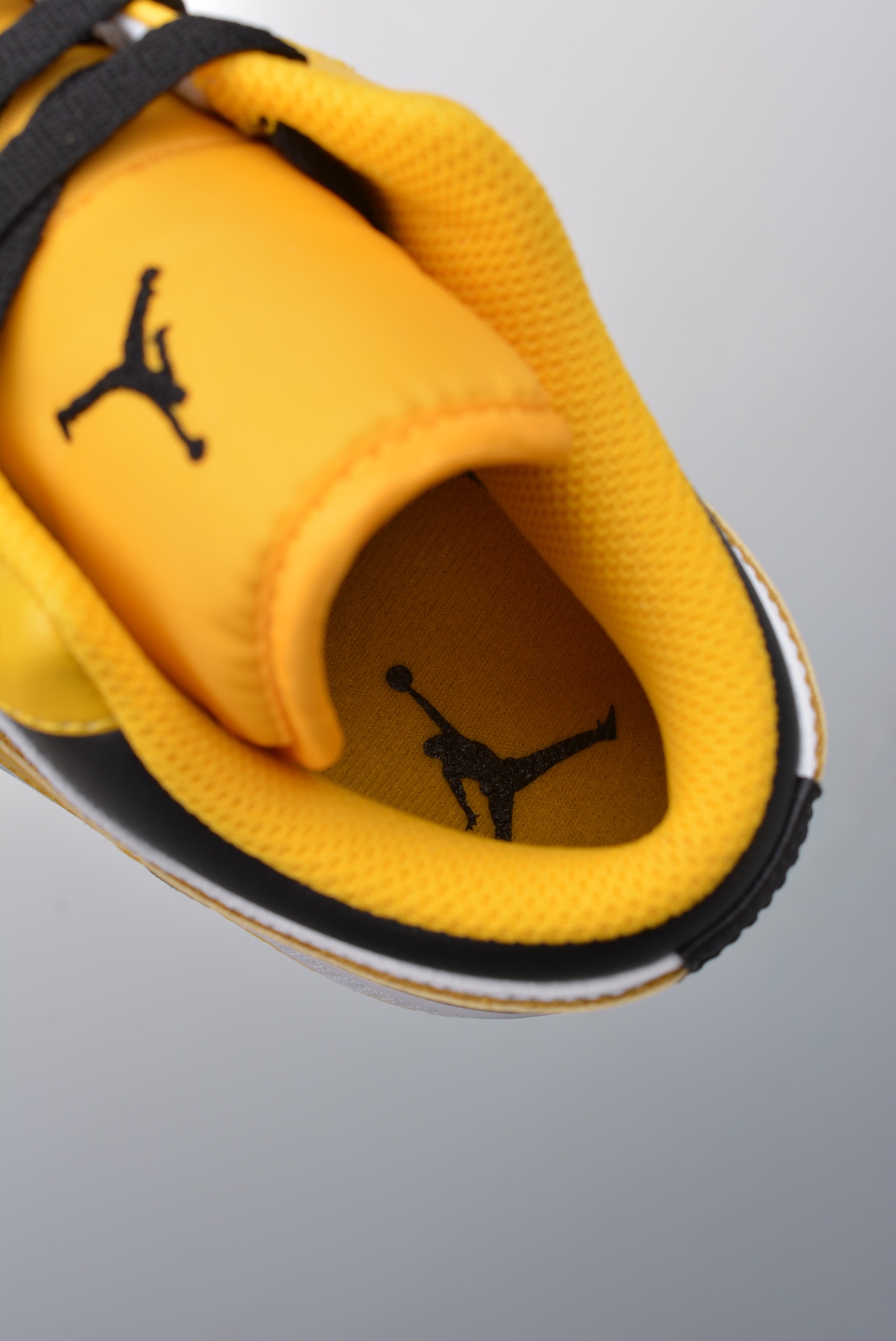 💰公司级200 💰纯原240
Air Jordan 1 Low 市面唯一头层
AJ1乔1低帮休闲板鞋 同步官方配色
市场唯一独家头层皮打造 原鞋原档案开发
原厂皮料 原档冲孔鞋头 正确满胶鞋垫 四线拉帮 原厂织唛标 鞋舌高弹海绵填充。
官方货号:553560 701B
Size:35.5 36 36.5 37.5 38 38.5 39 40 40.5 41 42 42.5 43 44 44.5 45 46
耐克 阿迪达斯 三叶草 椰子350 v2 sb dunk 古驰脏脏鞋 麦昆 匡威1970s 万斯 vans 范斯 新百伦 乔丹 air jordan asics亚瑟士 斯凯奇 斐乐 彪马 锐步 mlb fila 鬼冢虎 莆田鞋 板鞋 樱花粉 af1 高帮 纯白 复古 满天星 解构 鞋盾 小麦色 蓝粉 马卡龙 低帮 独角兽 鸳鸯 联名 童鞋 冰淇淋 骨白冰蓝 白蓝 黑色 小白鞋 电玩像素 黑白 涂鸦 镭射 雾霾 白色 diy 1970s 夜光 大童 泼墨 中帮 黑武士 洛克公园 魔术贴 情侣 经典 四钩 奶咖色 刮刮乐 白丝绸 白银 3m 反光 白绿夜光 白橙双钩 小雏菊 权志龙 白绿橙 off white 飞线 金钩 冰块 小银钩 笑脸 缝线 剪纸 纯黑 蓝丝绸 情人节限定 白金 蓝白 354 黑曜石 熊猫 像素 冰蓝 四小勾 水晶底 寿桃 洞洞鞋 彩虹像素 灰色 air force 1 黑色 拖鞋 aj4 aj35 aj11 篮球鞋 莆田 aj3 aj6 aj13 aj7 童鞋 儿童鞋 aj312 aj36 黑白奥利奥 传奇蓝 aj32 限量版 飞人拖鞋 康扣 熊猫 北卡蓝 low 白水泥 藤原浩 aj34郭艾伦 影子灰 蒂芙尼绿 aj10 倒钩 aj9 冰雪奇缘 黑曜石 aj31 aj270 球鞋 大魔王 冰激凌 樱木花道 热熔岩 迪奥联名 胭脂红 凉鞋 aj15 满天星 水泥灰 芝加哥 鸳鸯 aj28 情侣 aj28 樱花粉 电玩像素 北卡蓝 小迪奥 粉色 樱花粉 电玩像素 烟灰 变色龙 兵马俑 大巴黎 aj16 兔八哥 马卡龙 大学蓝 aj30 黑水泥 白蛇 叶绿素 火影 白水泥 情人节限定 粉蛇 黑红 球鞋gtcut kobe球鞋 zoom kobe 500黑武士 2022r nike星空 gt球鞋 zoom跑鞋 纽巴伦990 nikecourt女鞋 zoom aj1 nb827 斐乐hike nike青花瓷 aj镭射 科6 next跑鞋 宇航员2.0 小白鞋 男鞋 运动鞋 斯凯奇 斐乐 板鞋 aj 彪马 新百伦 亚瑟士 new balance adidas 阿迪达斯 篮球鞋 空军一号 纯白 跑步鞋 vision street wear puma 女运动休闲鞋 nb 情侣鞋 球鞋 dunk 美津浓 欧文7 运动鞋女款跑步鞋 休闲男鞋 aj1 拖鞋 耐克鞋男新款 鞋子 童鞋 男款 飞马 zoom 超级飞马 跑鞋 老爹鞋 air max 儿童鞋子 男士 飞马38 m2k 日落 黑白熊猫 女款 飞马39 男款 阿甘鞋 飞马37 夏季 dunk sb 华夫鞋 凉鞋 开拓者 夏款 毛毛虫 气垫 air zoom 休闲鞋 高帮 帆布鞋 sacai 2022 vapormax 赤足 飞马36 af1 紫葡萄 树莓紫 winflo8 court女鞋 网鞋 zoom 破二 dc0774 拖鞋 superfly 子弹头 dunk黑白熊猫 blazer max270 欧文7 小童鞋 阿尔法 欧文8 登月 星空 莆田 黑武士 airmax97 贝壳头 三叶草 boost forum 椰子鞋 yeezy neo 暗夜精灵 金标 椰子 350 v2 ultraboost 清风 阿尔法 涉水鞋 ub21 ub22 forum84 ub nmd 爆米花 pro2 cut supernova x9000 椰子500 小椰子 forum low 史密斯 椰子700 樱花系列女鞋 新百伦530 327 574 5740 满天星 992 550 990 303 nb2002ra 302 元祖灰 993 990v5 nb300 ms327 580 999 nb327新百伦 新百伦878 nb300 5740奶茶色 m5740nb5740 997 608 452 nbms327 992元祖灰 996 880 低帮 倒钩 aj1 low 北卡蓝 黑曜石 倒钩藤原浩鞋 芝加哥 禁穿 小迪奥aj1 aj1大学蓝 樱花粉 烟灰 闪电倒钩 mid 影子灰 白丝绸 黑红脚趾 黑红 马卡龙 小dior 蒂芙尼绿 黑脚趾 小摩卡 蜘蛛侠 兔八哥 莆田纯原 纯白 中帮 黑粉脚趾 鸳鸯 low摩卡棕 扣碎 倒钩低帮 小闪电 凯尔特人 芝加哥ow联名 灰白 红豆奶茶 叛逆 换底 扣碎篮板 摩卡棕 迪奥联名鞋 皇家蓝 低帮女鞋倒钩白棕 泡泡糖 黑粉脚趾 北卡蓝低帮 黑绿脚趾 影子灰 蒂芙尼绿 黑脚趾 浆果粉 扣碎篮板 鸳鸯 冰淇淋 白丝绸 激光蓝 offwhite联名 黑粉脚趾 蓝 水洗丹宁 情人节 午夜蓝 凯尔特人 泡泡糖 男鞋 女鞋 夏季 儿童 拖鞋 小众鞋 篮球鞋 凉鞋 运动鞋 跑步鞋 童鞋 板鞋 日落 足球鞋 小白鞋 跑鞋 老爹鞋 zoom 超级飞马 36 37 38 sb dunk 鞋子 新款 m2k air max 薄款 赤足5.0 星空 登月 vapormax 超轻 网鞋 气垫鞋 阿甘鞋 休闲鞋 47 blazer 高帮 樱花粉 free vaporfly 情侣 子弹头 华夫鞋 欧文7 lebron18 joyride fly3 max270 杜兰特5 毛毛虫 黑武士 限量版 忍者 马拉松 winflo7 kyrie7 ep 莆田鞋 板鞋 樱花粉 af1 高帮 纯白 复古 满天星 解构 鞋盾 小麦色 蓝粉 马卡龙 低帮 独角兽 鸳鸯 联名 童鞋 冰淇淋 骨白冰蓝 白蓝 黑色 小白鞋 电玩像素 黑白 涂鸦 镭射 雾霾 白色 diy 夜光 大童 泼墨 中帮 黑武士 洛克公园 魔术贴 情侣 经典 四钩 奶咖色 刮刮乐 白丝绸 白银 3m 反光 白绿夜光 白橙双钩 小雏菊 权志龙 白绿橙 off white 飞线 金钩 冰块 小银钩 笑脸 缝线 剪纸 纯黑 蓝丝绸 情人节限定 白金 蓝白 354 黑曜石 熊猫 像素 冰蓝 四小勾 水晶底 寿桃 洞洞鞋 彩虹像素 灰色 air force 1 黑色 拖鞋 aj4 aj35 aj11 篮球鞋 莆田 aj3 aj6 aj13 aj7 童鞋 儿童鞋 aj312 aj36 黑白奥利奥 德训 aj32 限量版 飞人拖鞋 康扣 熊猫 北卡蓝 low 白水泥 藤原浩 aj34郭艾伦 影子灰 aj10 倒钩 aj9 冰雪奇缘 黑曜石 aj31 aj270 球鞋 samba gazelle