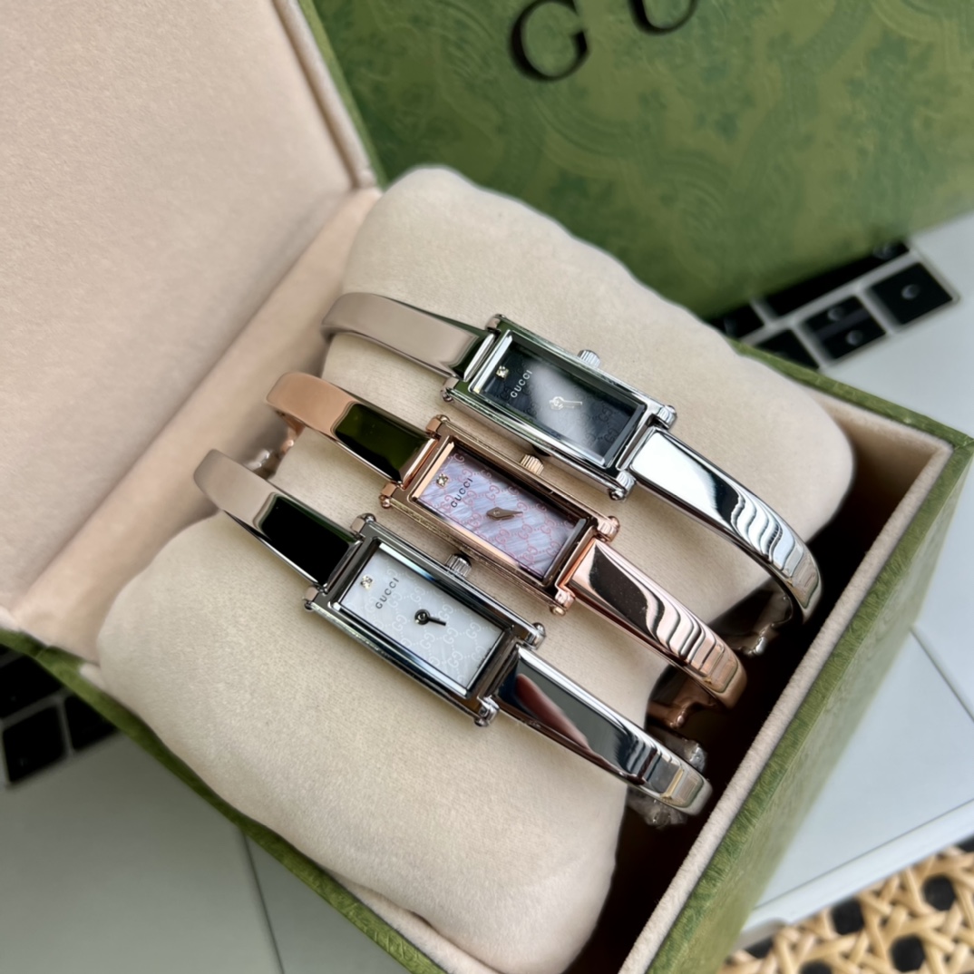 NO:388406,Comment: Hengxin Original Gucci GUCCI Women's Bracelet Watch 1500L Series, three colors available, original single Swiss quartz movement, spot within 3 days; G's 1500L Bracelet Square Watch is a medieval series, dial decoration double G pattern, watch diameter 12*30mm, bracelet shape, scratch-proof glass mirror, two-pin indication, rear bottom cover corrosion process, head inlaid gems, stainless steel curved strap integrated molding, craftsmanship that is not possible in ordinary factories, fits the wrist, high craftsmanship difficulty, classic horse buckle, suitable for wrists 16mm and below, back with packaging box tote bag.,,gucci,gucci,gucci,bracelet19860909批: 恒信原古驰 GUCCI 女士手镯表1500L系列,三色可选,原单瑞士石英机芯,现货3天内发； G家的1500L手镯方表是中古系列,表盘装饰双G图案,表径12*30mm,手镯造型,防刮玻璃镜面,两针指示,后底盖腐蚀工艺,把头镶嵌宝石,精钢弧形表带一体成型,工艺非一般厂能做,贴合手腕,工艺难度高,经典马衔扣,适合16mm及以下手腕,后配包装盒手提袋.,,gucci,gucci,gucci,bracelet,Watch