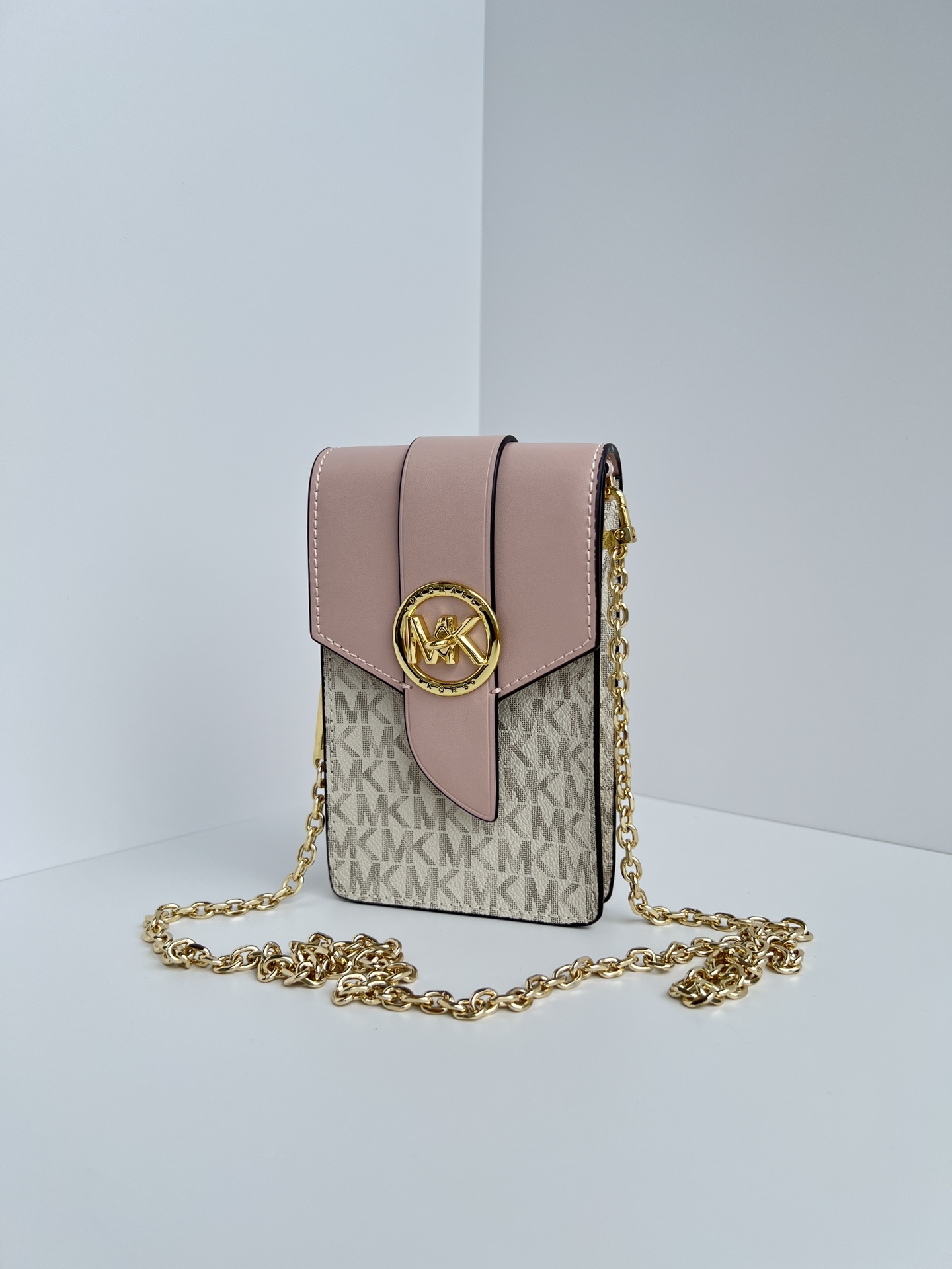 Michael Kors Mk Charm 小号链条手机包 翻盖设计 搭配金属细链条 小巧包身可以容纳您的手机等随身小物