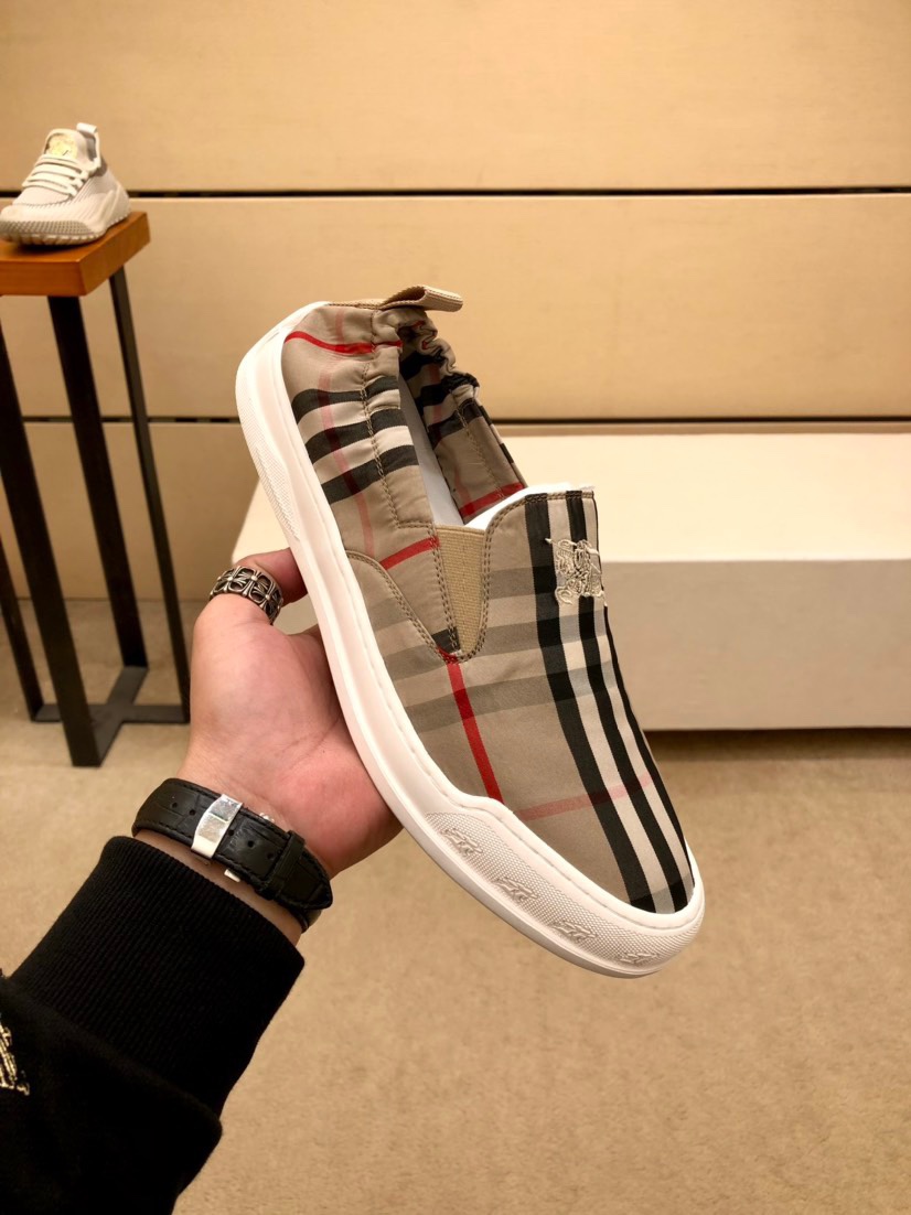 I5 .  Burberry 巴宝莉 休闲男鞋，全新春夏季款设计，完美做工，打造装柜品质，鞋面：时尚精美品 Burberry 巴宝莉 压花布 羊皮内里柔软舒适，橡胶耐磨大底，男装男鞋
