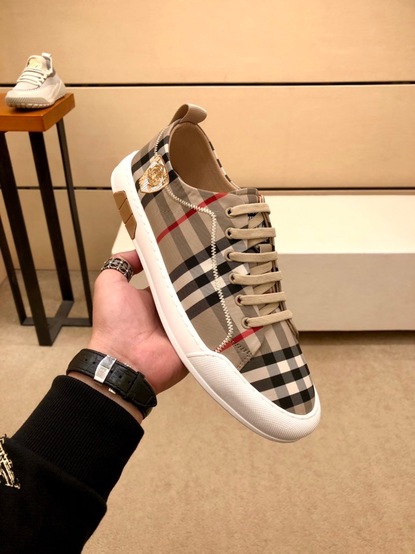 I5 .  Burberry 巴宝莉 休闲男鞋，全新春夏季款设计，完美做工，打造装柜品质，鞋面：时尚精美品 Burberry 巴宝莉 压花布 羊皮内里柔软舒适，橡胶耐磨大底，男装男鞋