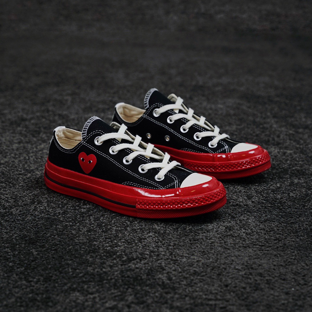 G0 CDG x Converse Chuck Taylor 1970s全新大红底 川久保玲 联名12周年此次CDG与匡威联名再出新意 大胆的鲜明红色大底让人眼前一亮 呼应鞋面标志性的红心标志 另外大底围条处随着配色不同亦会有相应的条纹 整体配色好看又亮眼 适合春夏季节穿搭