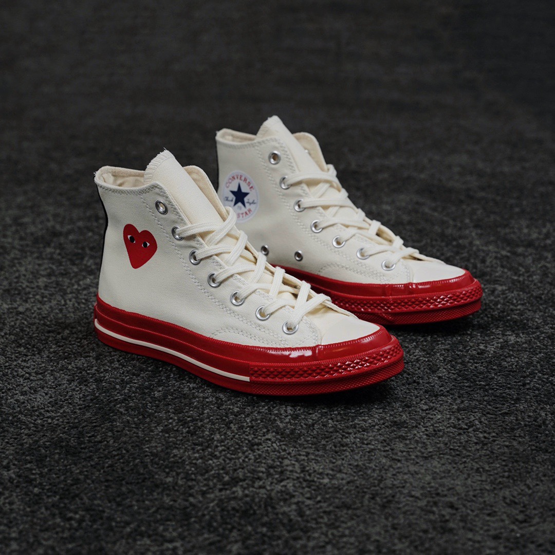 G0 CDG x Converse Chuck Taylor 1970s全新大红底 川久保玲 联名12周年此次CDG与匡威联名再出新意 大胆的鲜明红色大底让人眼前一亮 呼应鞋面标志性的红心标志 另外大底围条处随着配色不同亦会有相应的条纹 整体配色好看又亮眼 适合春夏季节穿搭