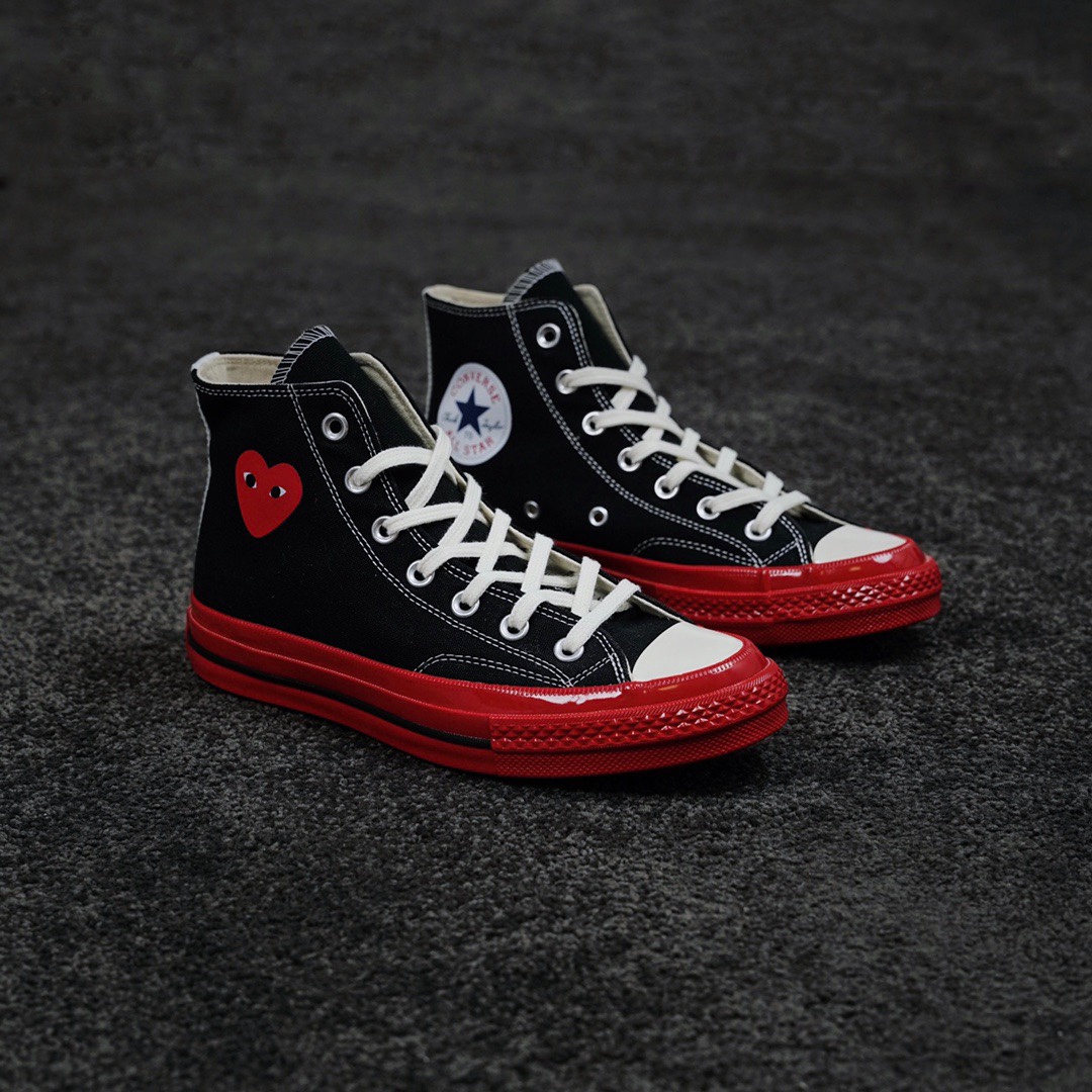 G0 CDG x Converse Chuck Taylor 1970s全新大红底 川久保玲 联名12周年此次CDG与匡威联名再出新意 大胆的鲜明红色大底让人眼前一亮 呼应鞋面标志性的红心标志 另外大底围条处随着配色不同亦会有相应的条纹 整体配色好看又亮眼 适合春夏季节穿搭