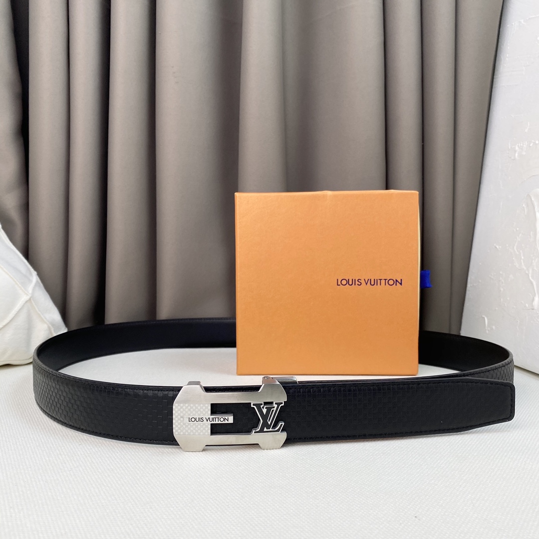 I0 .男士驴家牛皮腰带柔软细腻,百搭大方,宽3.5CM 、 官网同步,纯铜五金、该皮带可调节,且能根据需要剪裁,达到修身效果,自动扣腰带