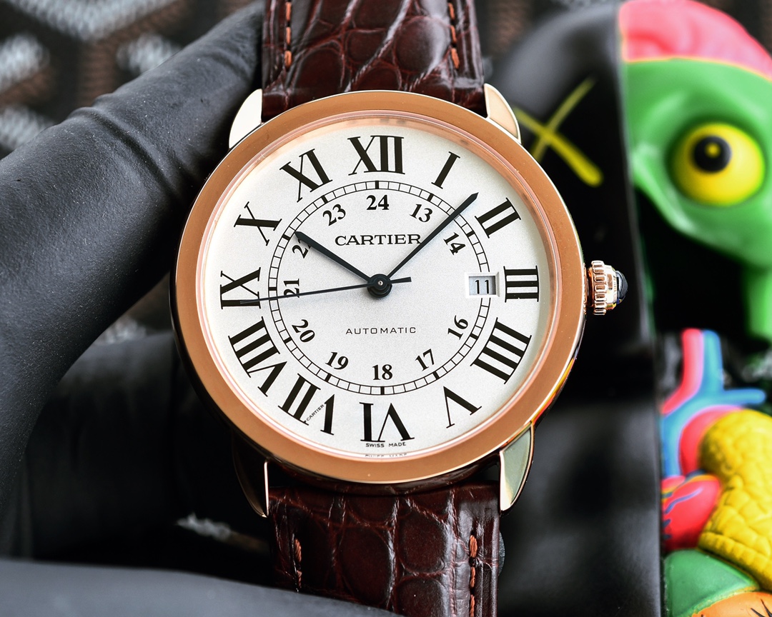 F5卡地亚RONDE DE CARTIER伦敦系列快拆鳄鱼皮带(开关生耳装置)，W6701010 简约儒雅尽显非凡气度，伦敦 SOLO是卡地亚男装的另一独特选择。采用原装进口低轴Miyota9015机芯，与正品针轴高度一致！自动陀在装配时经过特殊工艺降噪处理，轻声温和。走时精准，品质保证！同样拥有卡地亚高辨识度的罗马时标，剑形烧钢蓝指针和深蓝尖晶石把冠，锅盖型蓝宝石玻璃镜面，简单的大三针加上日历功能既满足了日常使用又不失大气。看似中规中矩的外观仔细观察可以看到像日历的底层处理效果、把冠的胶囊型外观，进口9015机芯，表壳直径42毫米，厚度8.6毫米。搭配鳄鱼皮蝴蝶表扣，玫瑰金款式则搭配卡地亚式经典针扣，整体的镜面跟侧身的弧度都是在不经意关注到的细节下功夫，造就了整体的奢华并且耐看，而且是越看越耐看！