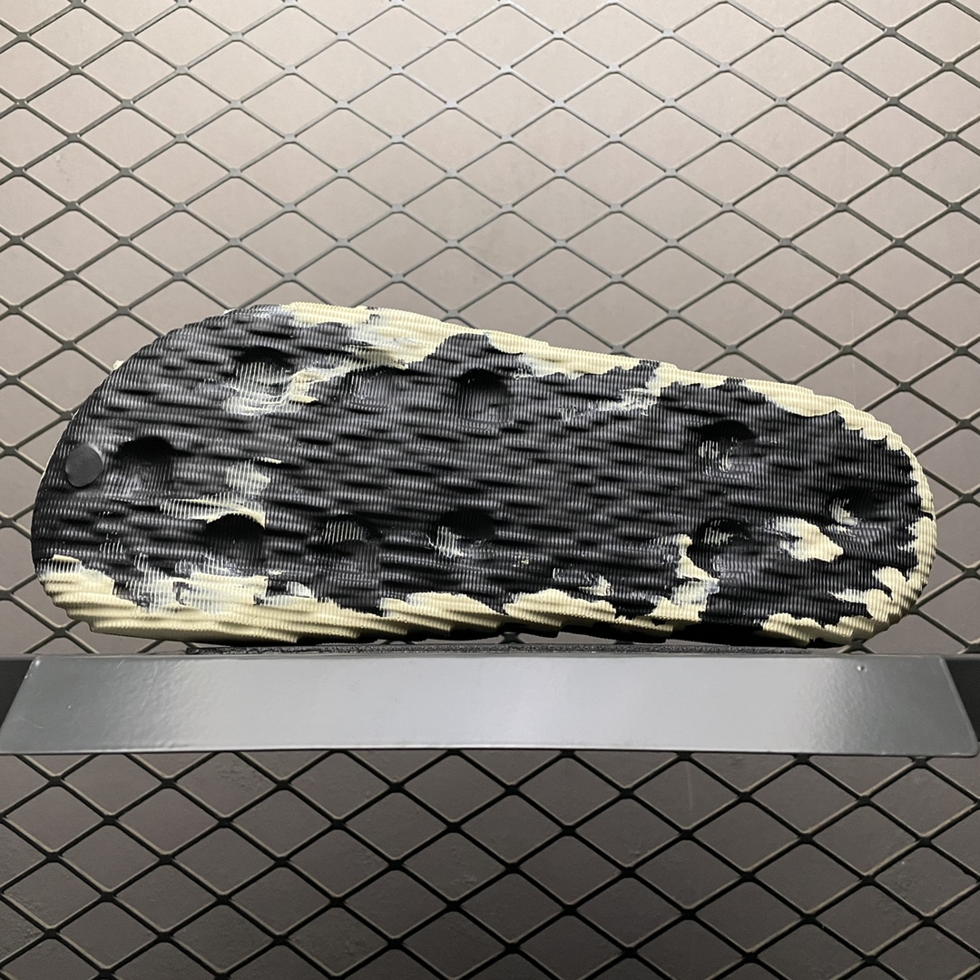 阿迪 Adilette 22 夏季新款3D打印沙滩休闲拖鞋 GX6947 整体造型从视觉上带来舒适感的同时 亦能满足多种风格的搭配 尺码:36 5