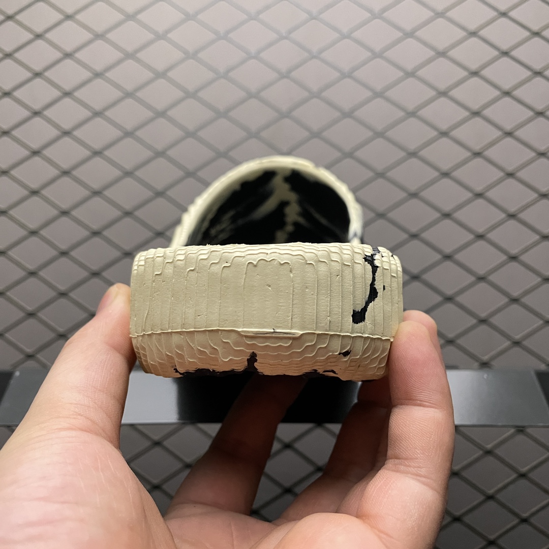 阿迪 Adilette 22 夏季新款3D打印沙滩休闲拖鞋 GX6947 整体造型从视觉上带来舒适感的同时 亦能满足多种风格的搭配 尺码:36 2