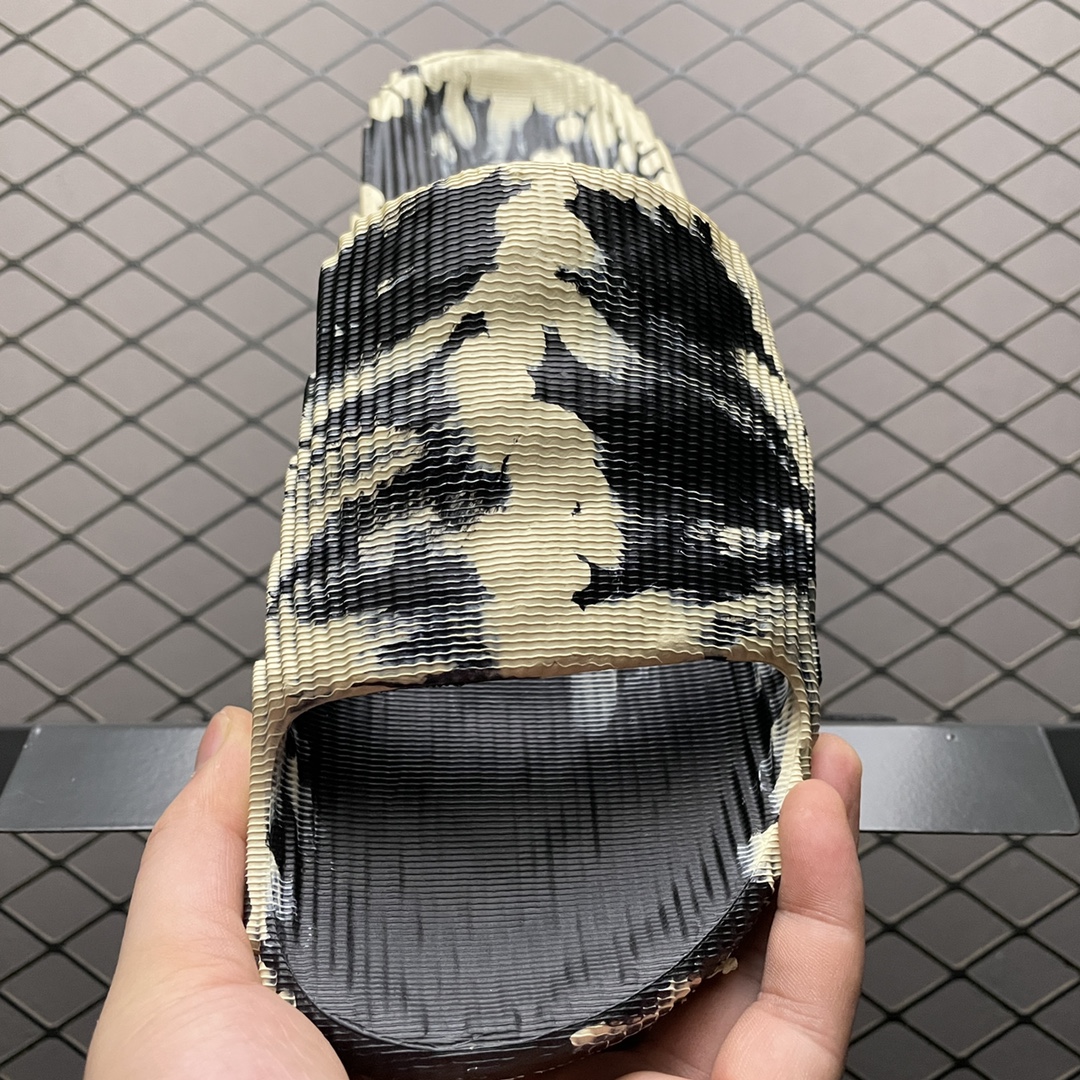 阿迪 Adilette 22 夏季新款3D打印沙滩休闲拖鞋 GX6947 整体造型从视觉上带来舒适感的同时 亦能满足多种风格的搭配 尺码:36 9
