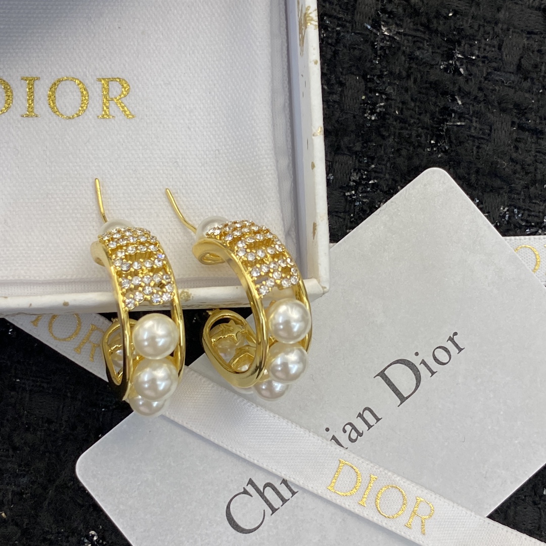 P70 ▪编码E1196    0763740
🛍【ＤＩＯＲ】
🛍专柜最新款同步上新🌟
🛍香迪奥耳钉火热爆款来袭🤑🤑
🛍这个品牌在时尚女性当中绝对无所不知🧐都知道它的经典与岁月🤟逢出货必火的一个知名品牌👄同步专柜🤔正品开模👏独家高端品质👍超好卖超抢手🔥