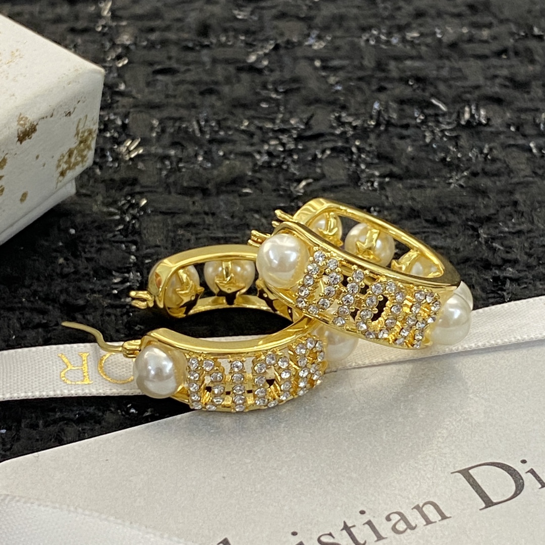 P70 ▪编码E1196    0763740
🛍【ＤＩＯＲ】
🛍专柜最新款同步上新🌟
🛍香迪奥耳钉火热爆款来袭🤑🤑
🛍这个品牌在时尚女性当中绝对无所不知🧐都知道它的经典与岁月🤟逢出货必火的一个知名品牌👄同步专柜🤔正品开模👏独家高端品质👍超好卖超抢手🔥