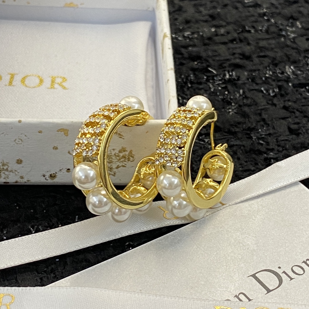 P70 ▪编码E1196    0763740
🛍【ＤＩＯＲ】
🛍专柜最新款同步上新🌟
🛍香迪奥耳钉火热爆款来袭🤑🤑
🛍这个品牌在时尚女性当中绝对无所不知🧐都知道它的经典与岁月🤟逢出货必火的一个知名品牌👄同步专柜🤔正品开模👏独家高端品质👍超好卖超抢手🔥