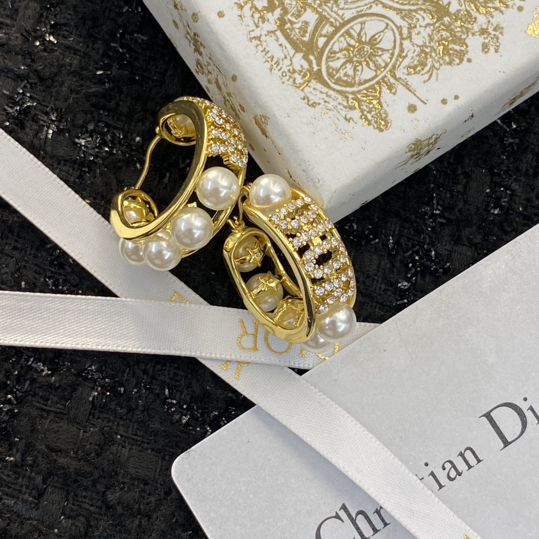 P70 ▪编码E1196    0763740
🛍【ＤＩＯＲ】
🛍专柜最新款同步上新🌟
🛍香迪奥耳钉火热爆款来袭🤑🤑
🛍这个品牌在时尚女性当中绝对无所不知🧐都知道它的经典与岁月🤟逢出货必火的一个知名品牌👄同步专柜🤔正品开模👏独家高端品质👍超好卖超抢手🔥