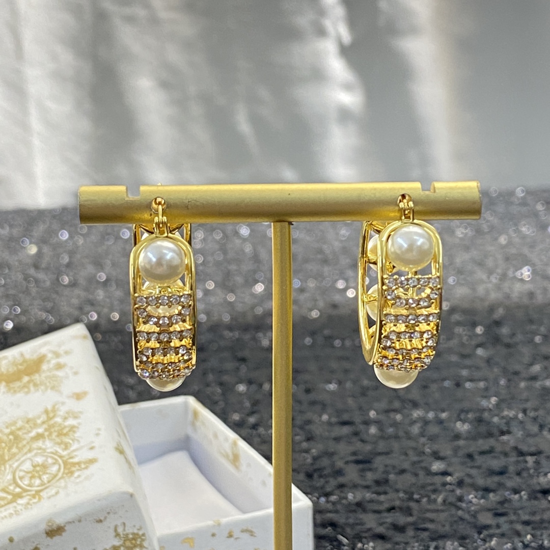 P70 ▪编码E1196    0763740
🛍【ＤＩＯＲ】
🛍专柜最新款同步上新🌟
🛍香迪奥耳钉火热爆款来袭🤑🤑
🛍这个品牌在时尚女性当中绝对无所不知🧐都知道它的经典与岁月🤟逢出货必火的一个知名品牌👄同步专柜🤔正品开模👏独家高端品质👍超好卖超抢手🔥
