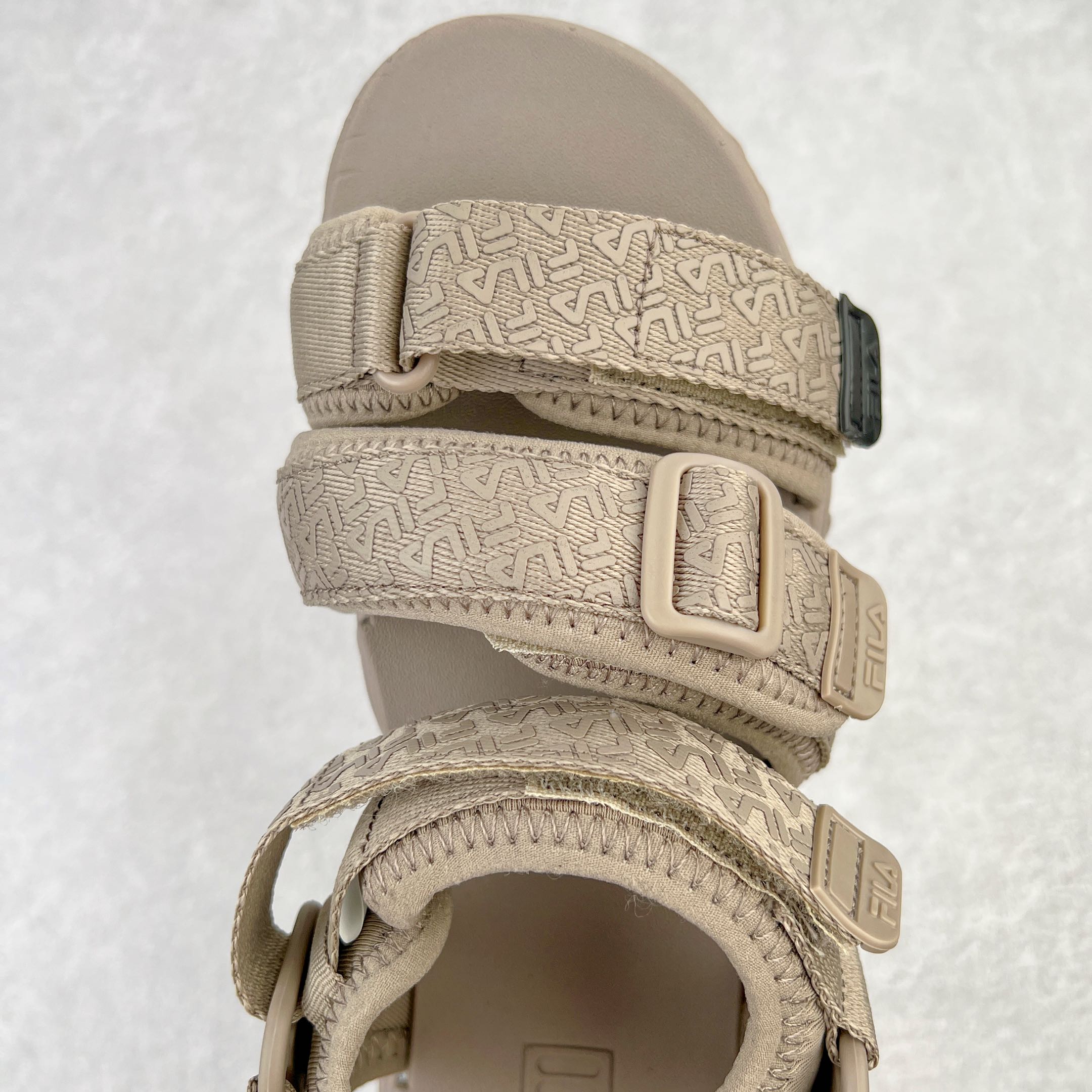 图片[4]-零售💰160 ＃夏日福利‼FILA Fluid Sandal 斐乐运动猫爪凉鞋2022夏季新款沙滩鞋 FUSION 系列传承了 FILA 的百年基因有融入年轻运动及潮流文化 成为引领变革、创新突破的一代 以“1+N” 的跨界合作模式重现经典的同时创造经典 带来最出其不意的跨界合作惊喜 同时FILAFUSION把FILA 的 DNA 融入到定制体验里 你可以随心制造厲于你的产品 FILA FUSION 的鞋家族涵盖了老爹鞋、跑步鞋、网球鞋、季节款 风格复古新潮 满足了时尚人士出行及各类运动的搭配需求 成为当下年轻人筷拥的鞋类品牌之一 FILA FUSION 走进年轻人的世界 通过年轻人运动 街舞 滑板 篮球 展现 FILA FUSION 的潮流态度和年轻文化 FILA FUSION 认为末来属于引领变革、创新突破的年轻一代 让我们一起构成 FILA 未来的蓝图吧 尺码对应库存‼️ 编码：by1936060-运动鞋